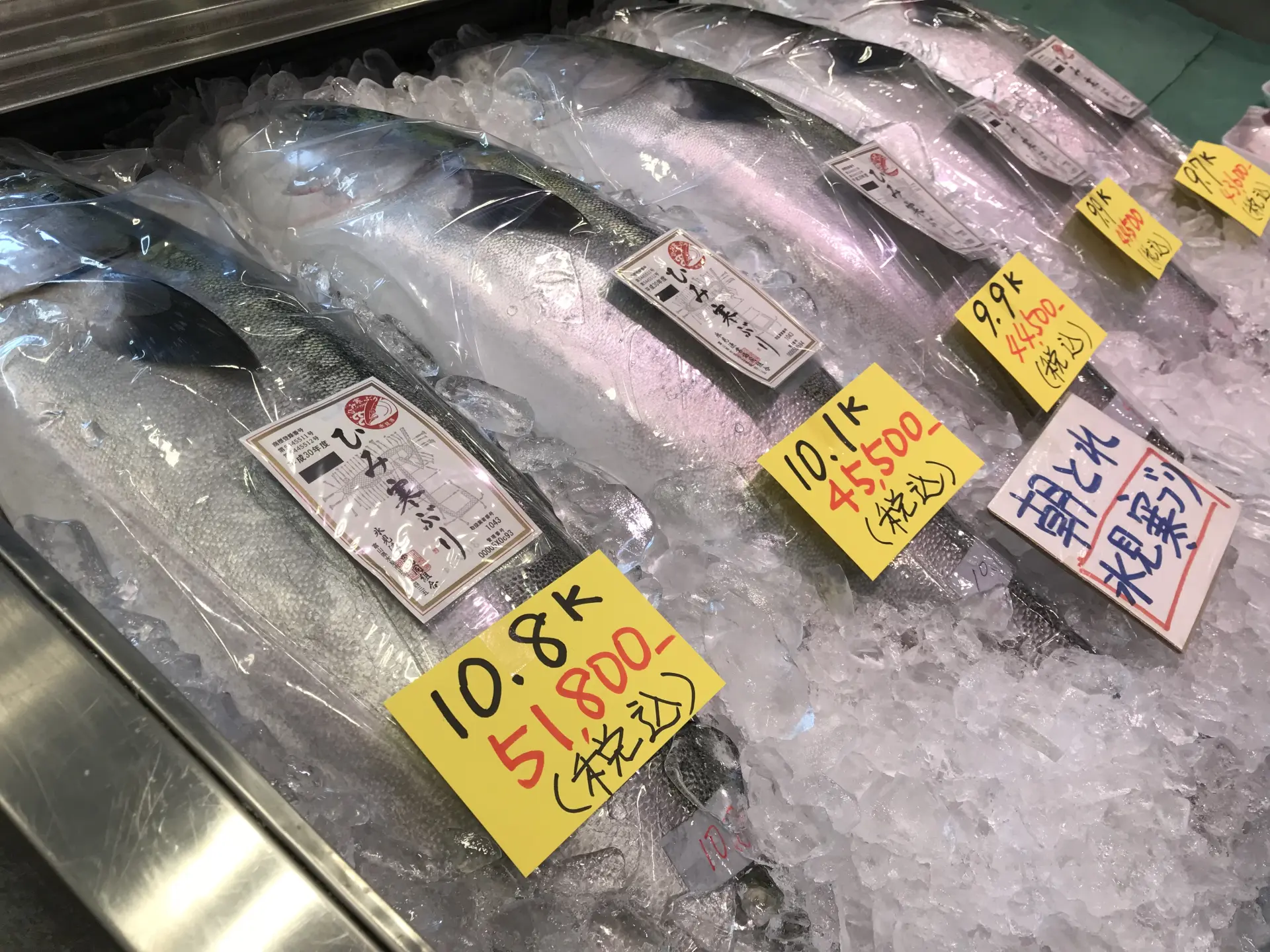 鮮魚直売所や紐の専門店のほか、グルメ店も充実