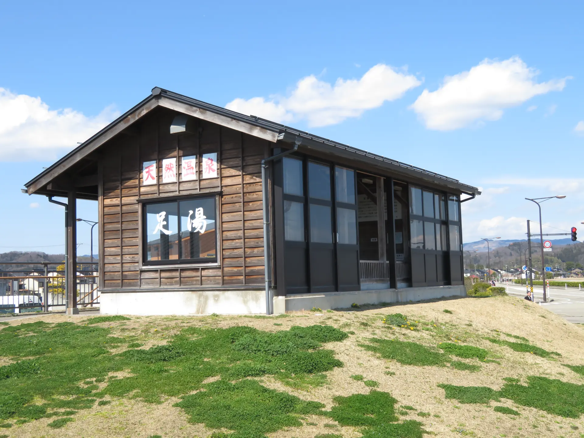 自然を眺めながらリラックスできる無料の足湯も評判