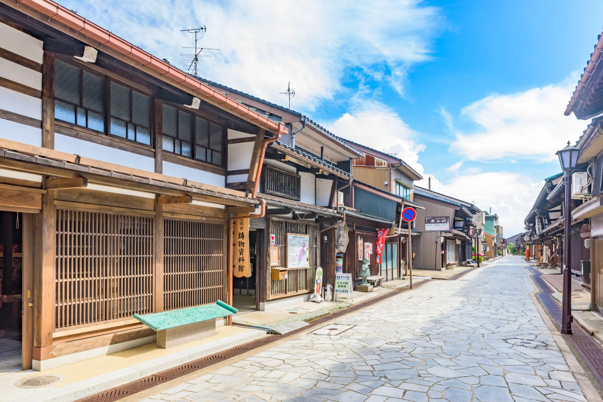 高岡で最も古い町で、国の重要伝統的建造物群保存地区にも選ばれている