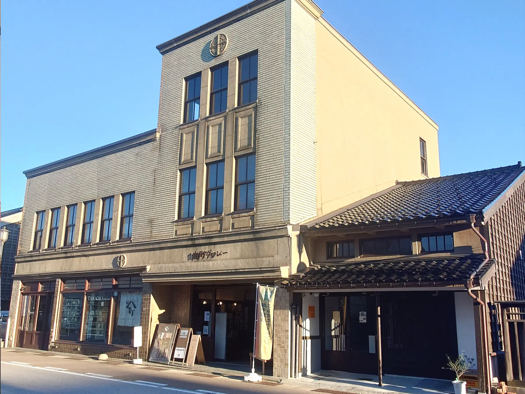 大型商家をリノベーションして2017年に開業した複合施設