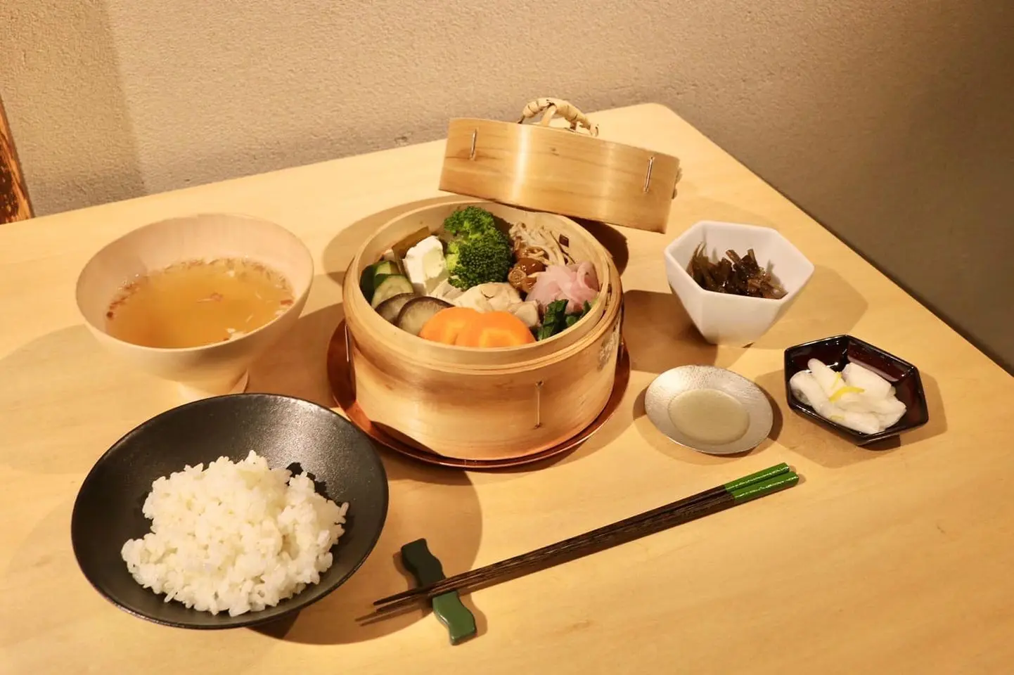 「昆布締めと野菜と鳥もも肉のせいろ蒸し定食」など多彩なメニューが揃う
