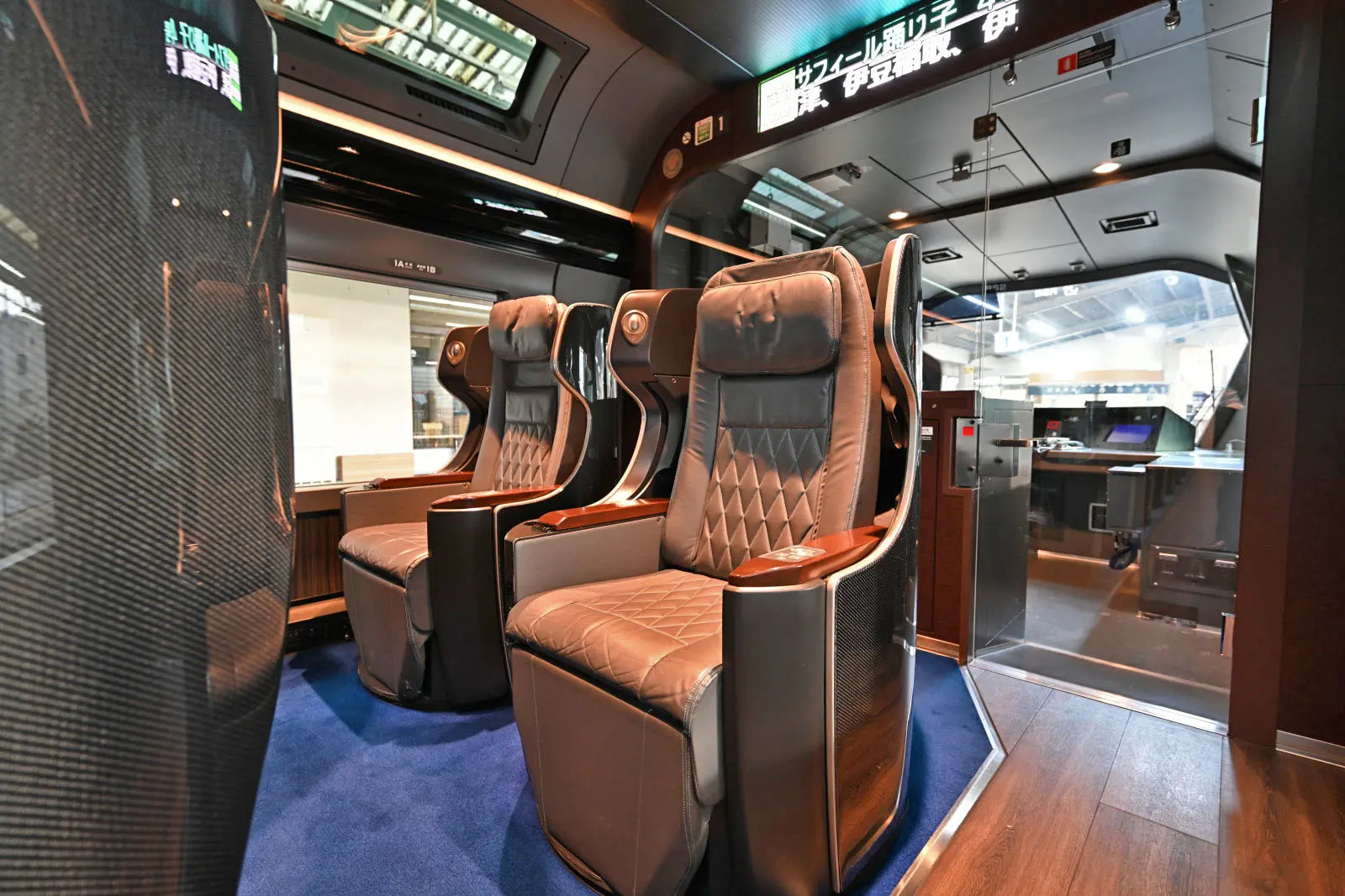 パーソナルスペースが広々としているプレミアムグリーン車