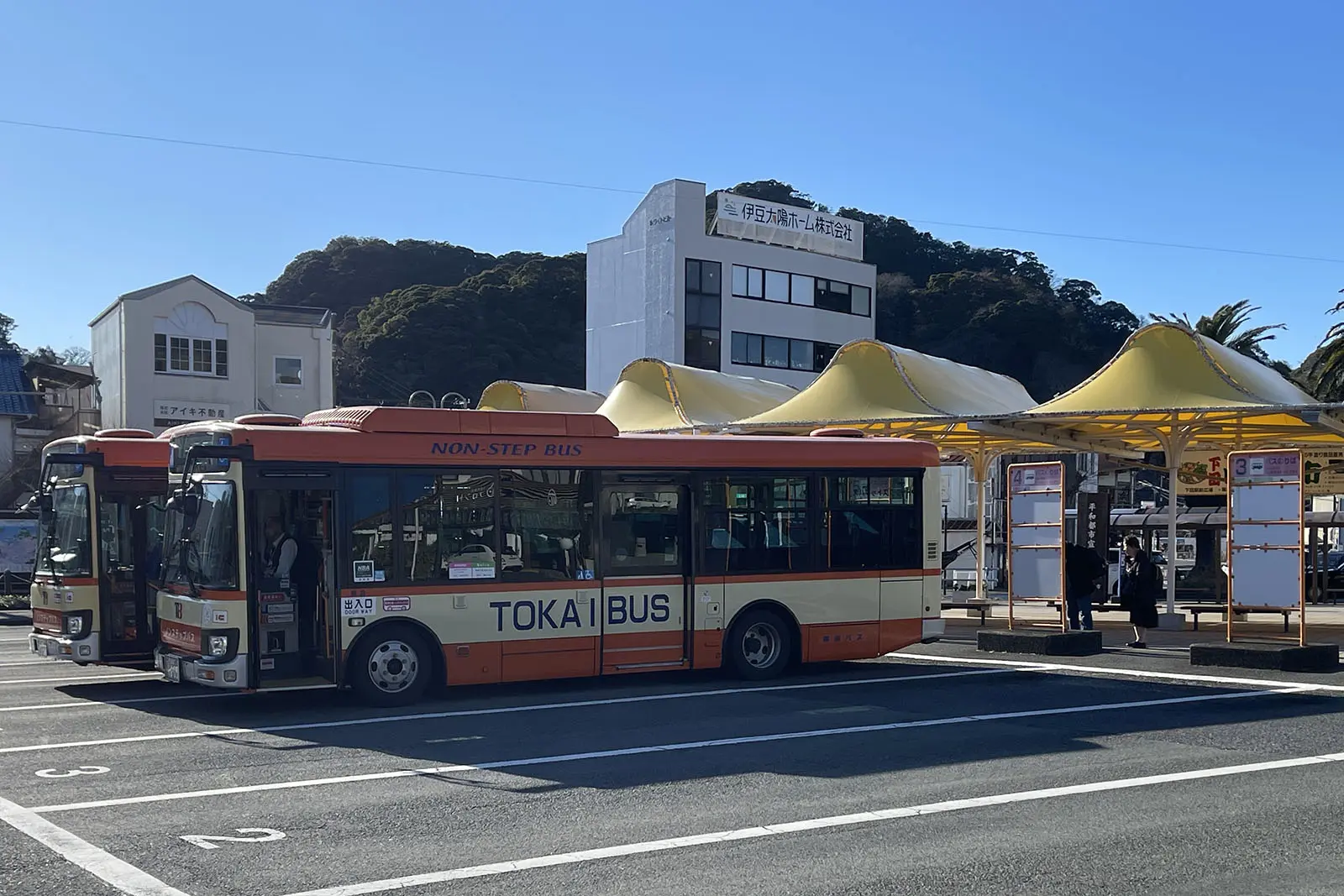 伊豆急下田駅のバス乗り場は、駅舎の正面出入り口を出て右側にある