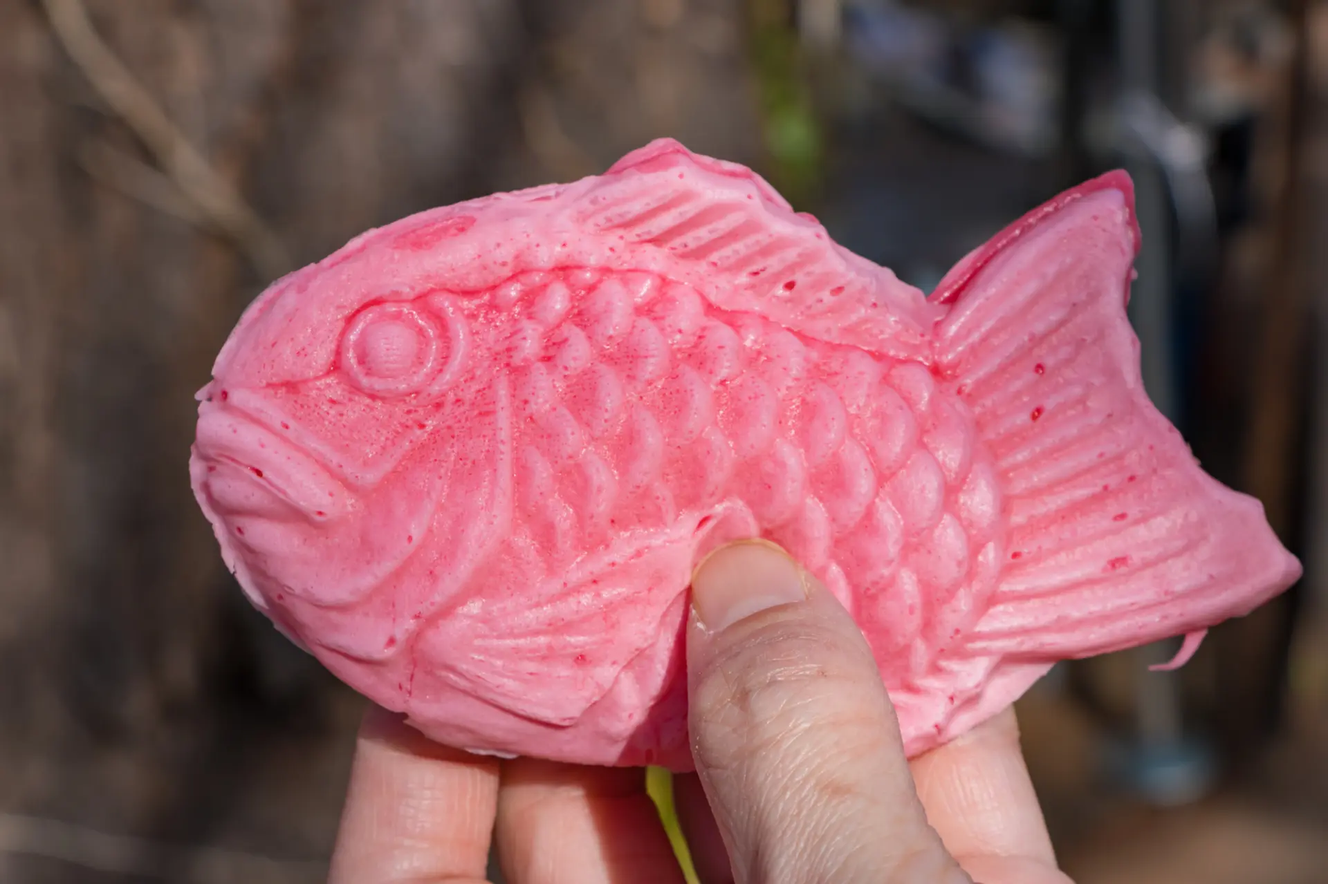 露店で売られているさくら色のお菓子も人気の商品