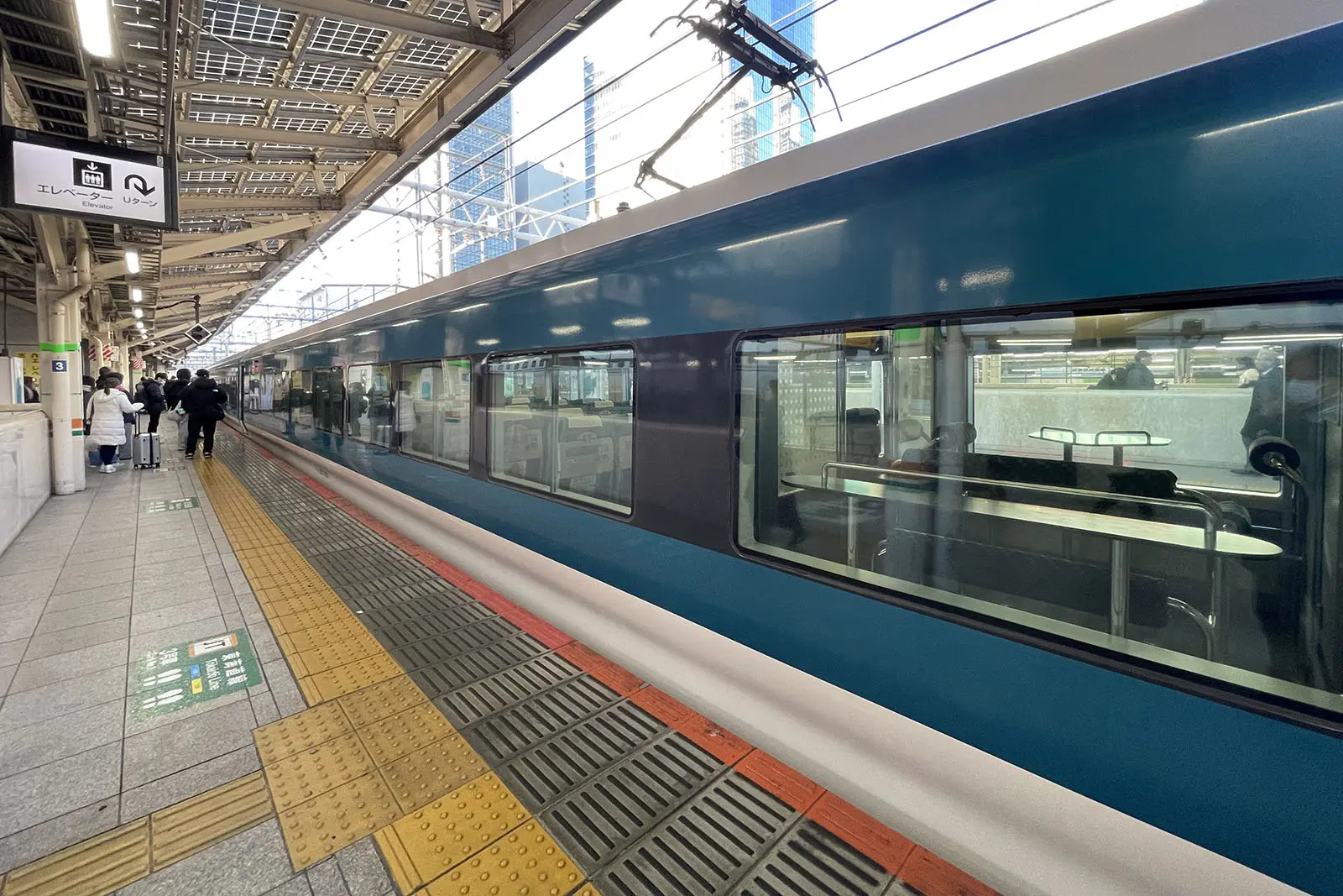 ホームに乗車口が示されているので、指定券の車両番号の場所で待とう