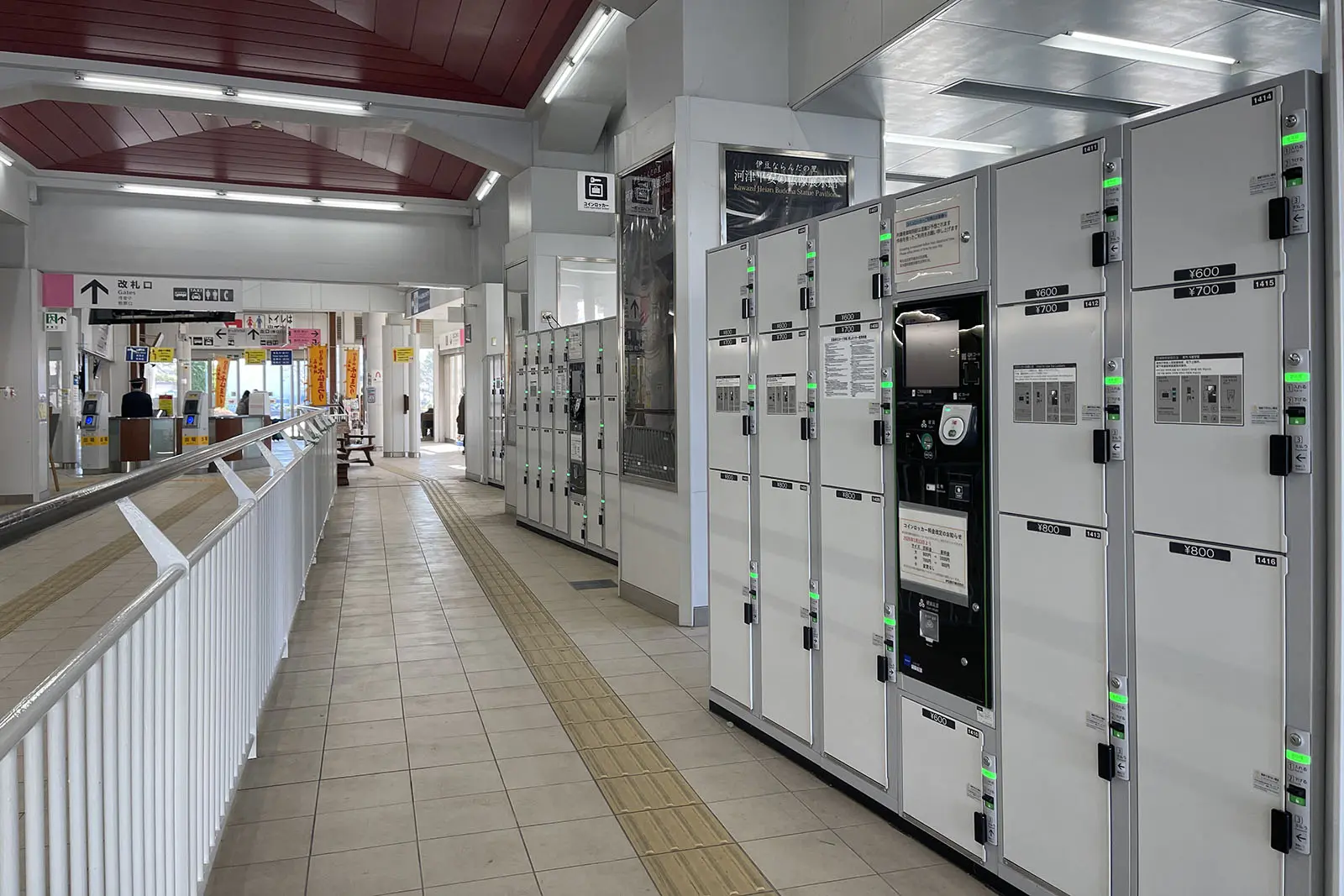 大きめの荷物も入れられるロッカーが設置されている