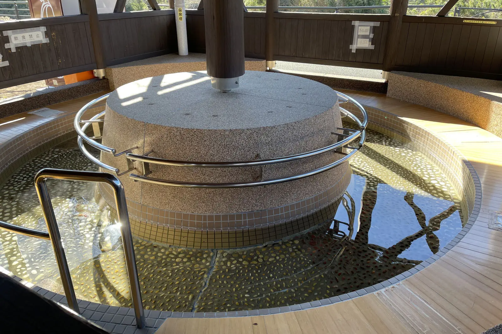 笹原公園には円形の足湯がある