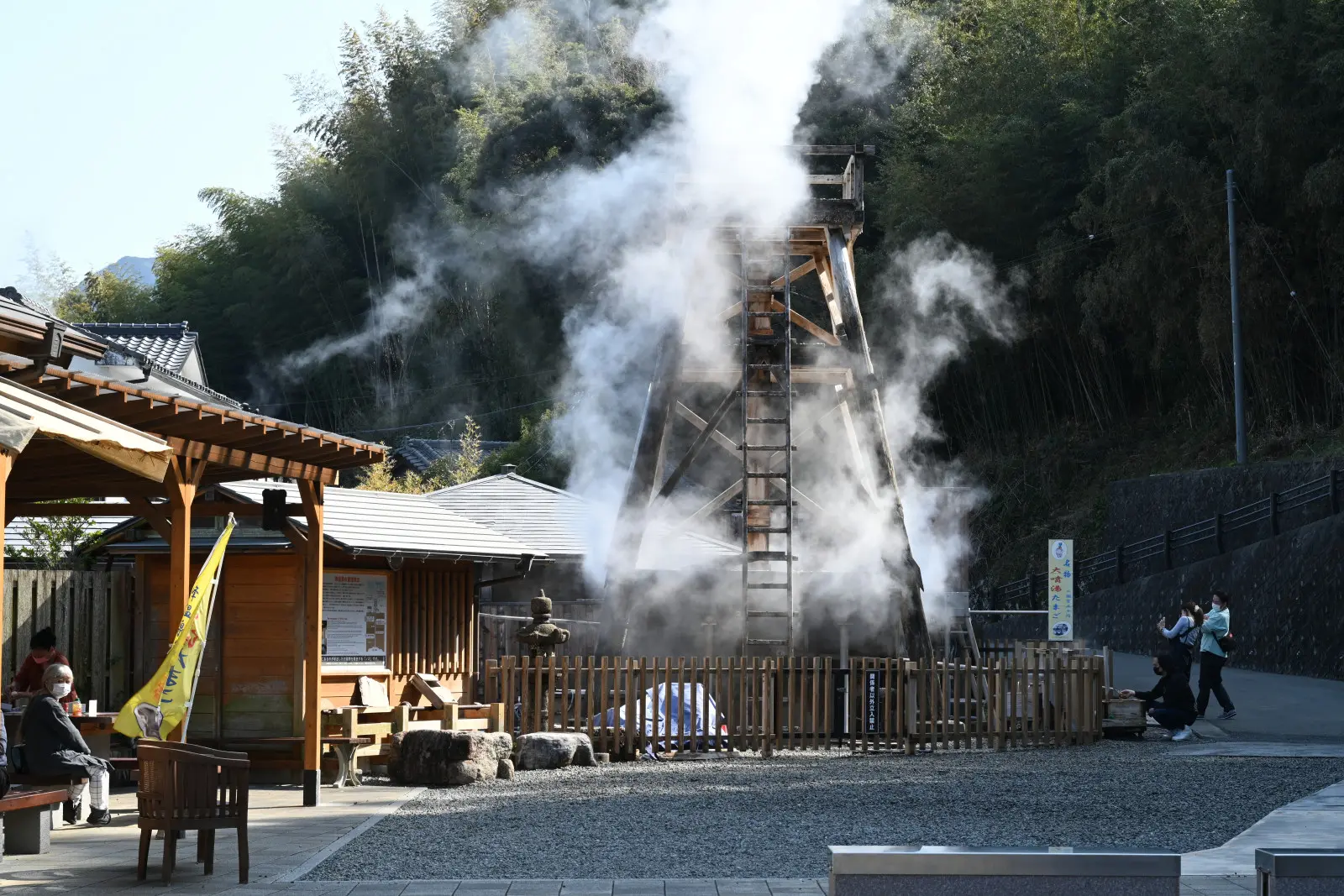 噴き上げは1時間に1回だが、普段も蒸気が噴出していて迫力がある