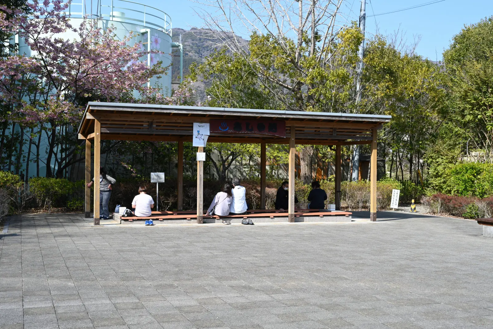 開放的な作りの足湯がある