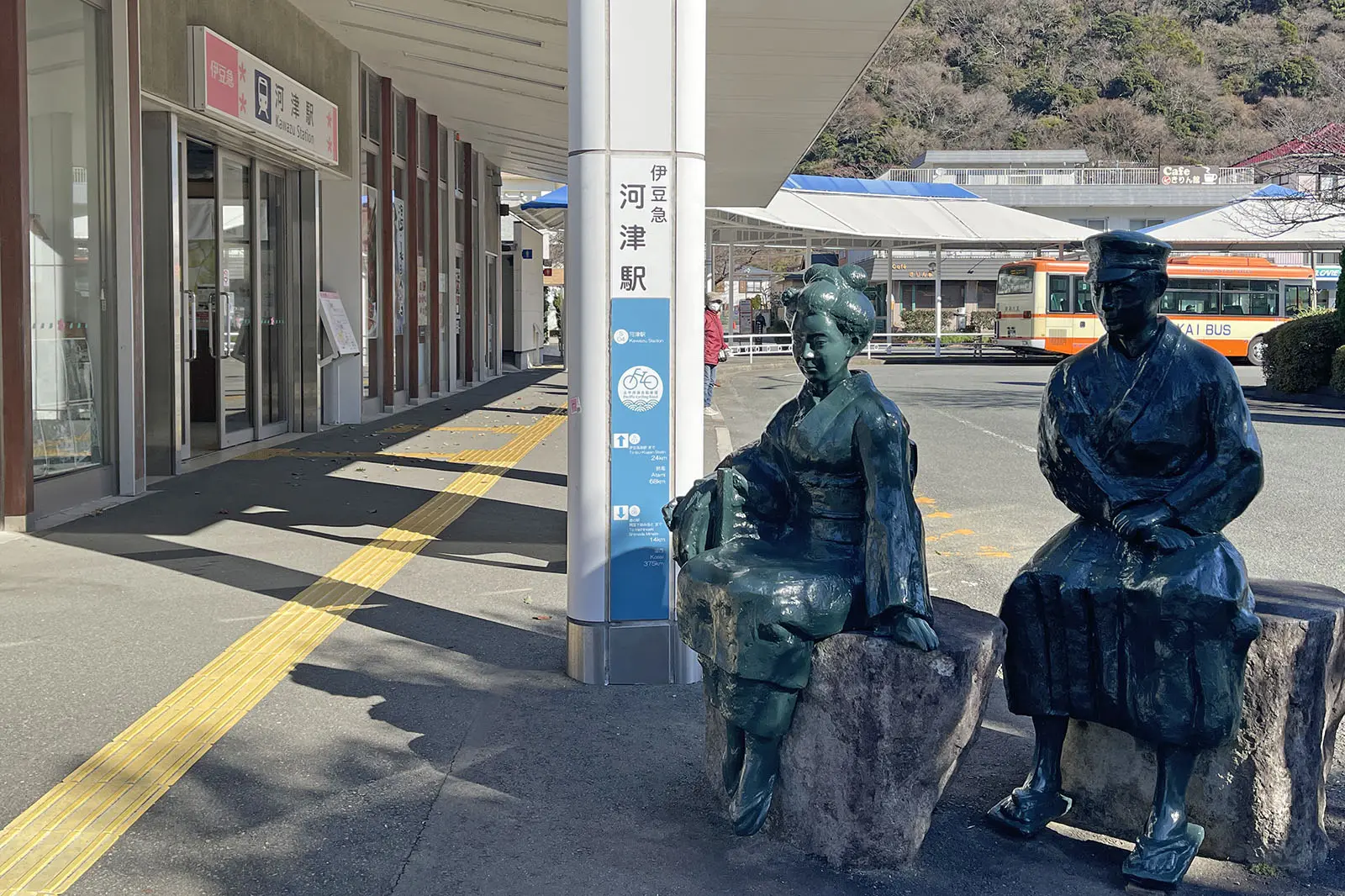 駅前には、川端康成の小説「伊豆の踊り子」の主人公たちの銅像がある