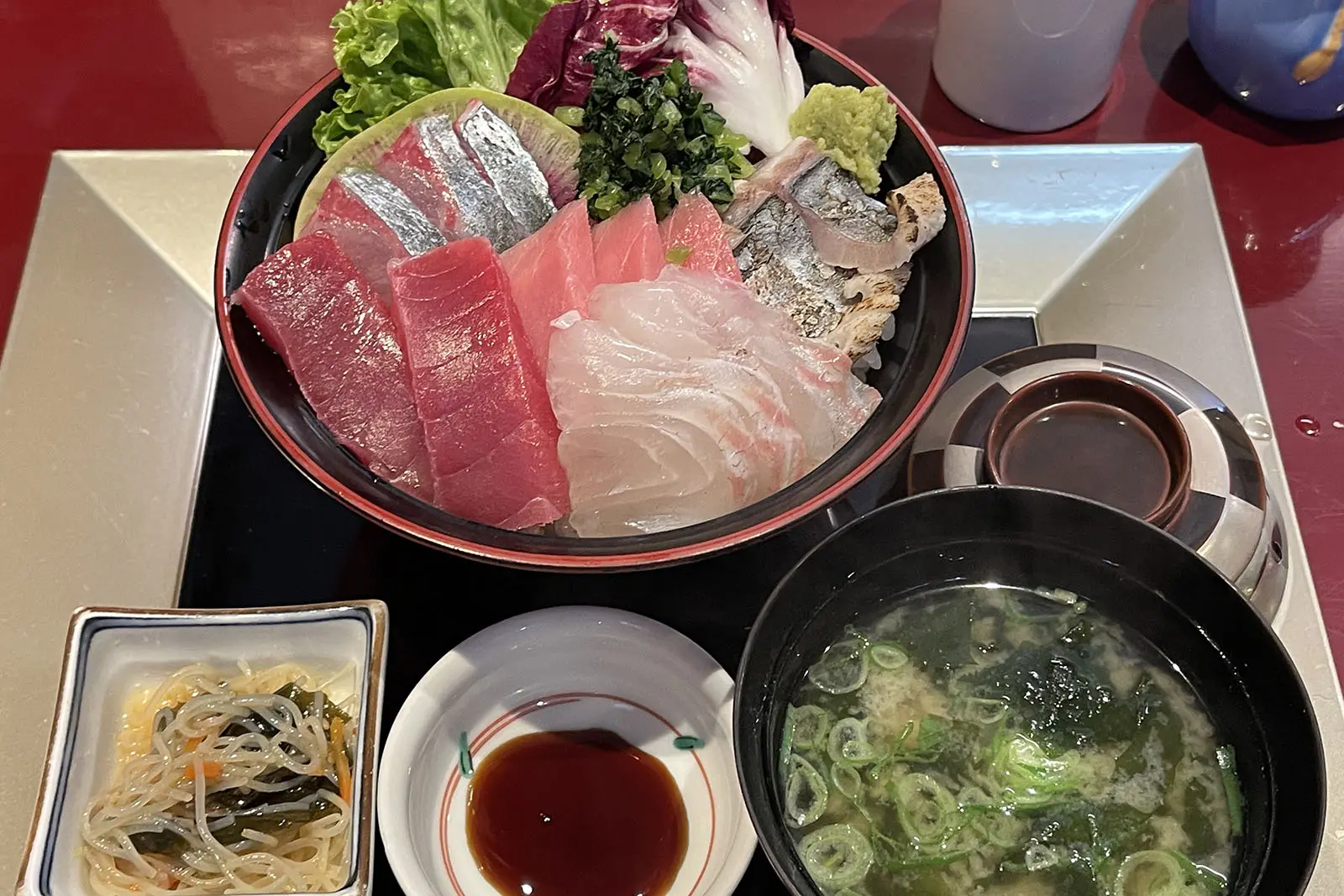 河津桜観光交流館近くの和食店「拓味亭 市山」では、その時期の旬の食材を使った料理をいただける