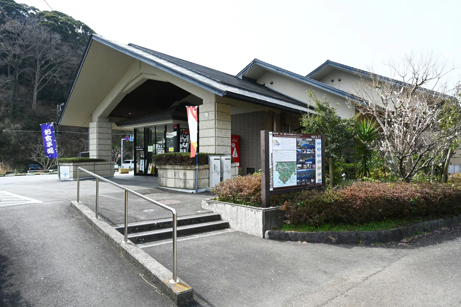 銀の湯会館へは、川に架けられた歩行者用の橋を渡ってアクセスできる