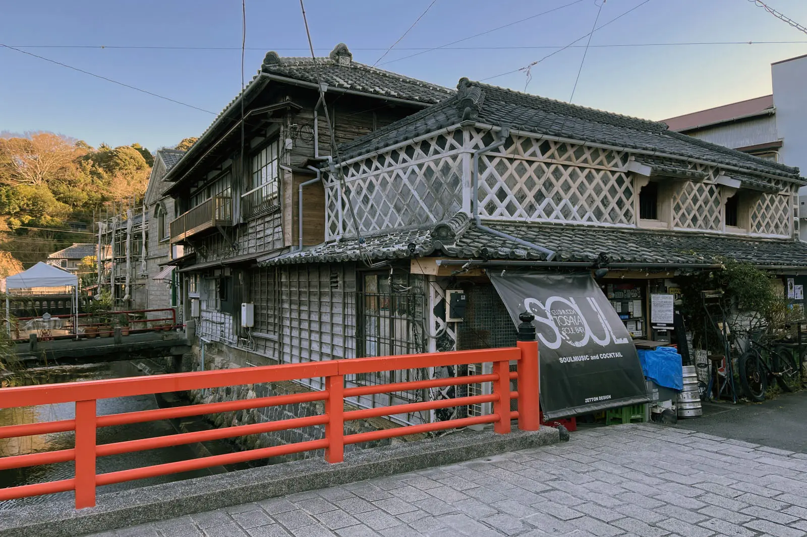 当時の建物には、なまこ壁という防火性の高い建築方法が採用されていた