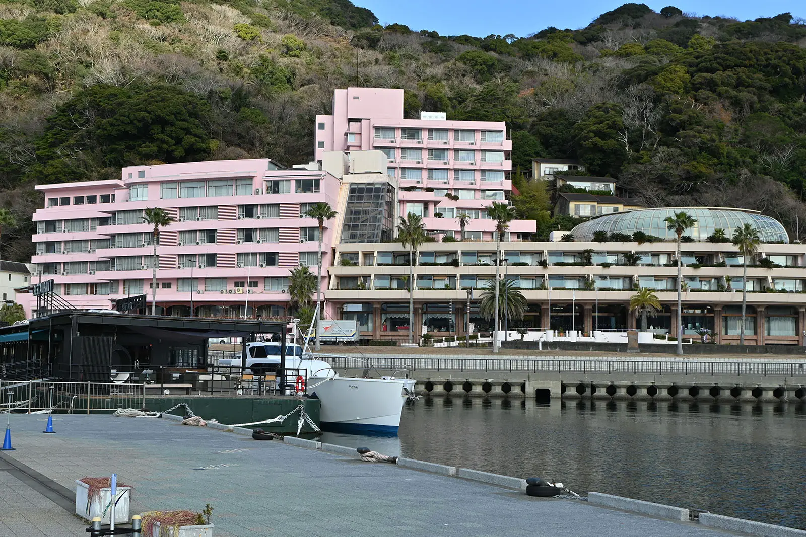 ピンク色の外観が印象的な大型ホテルだ