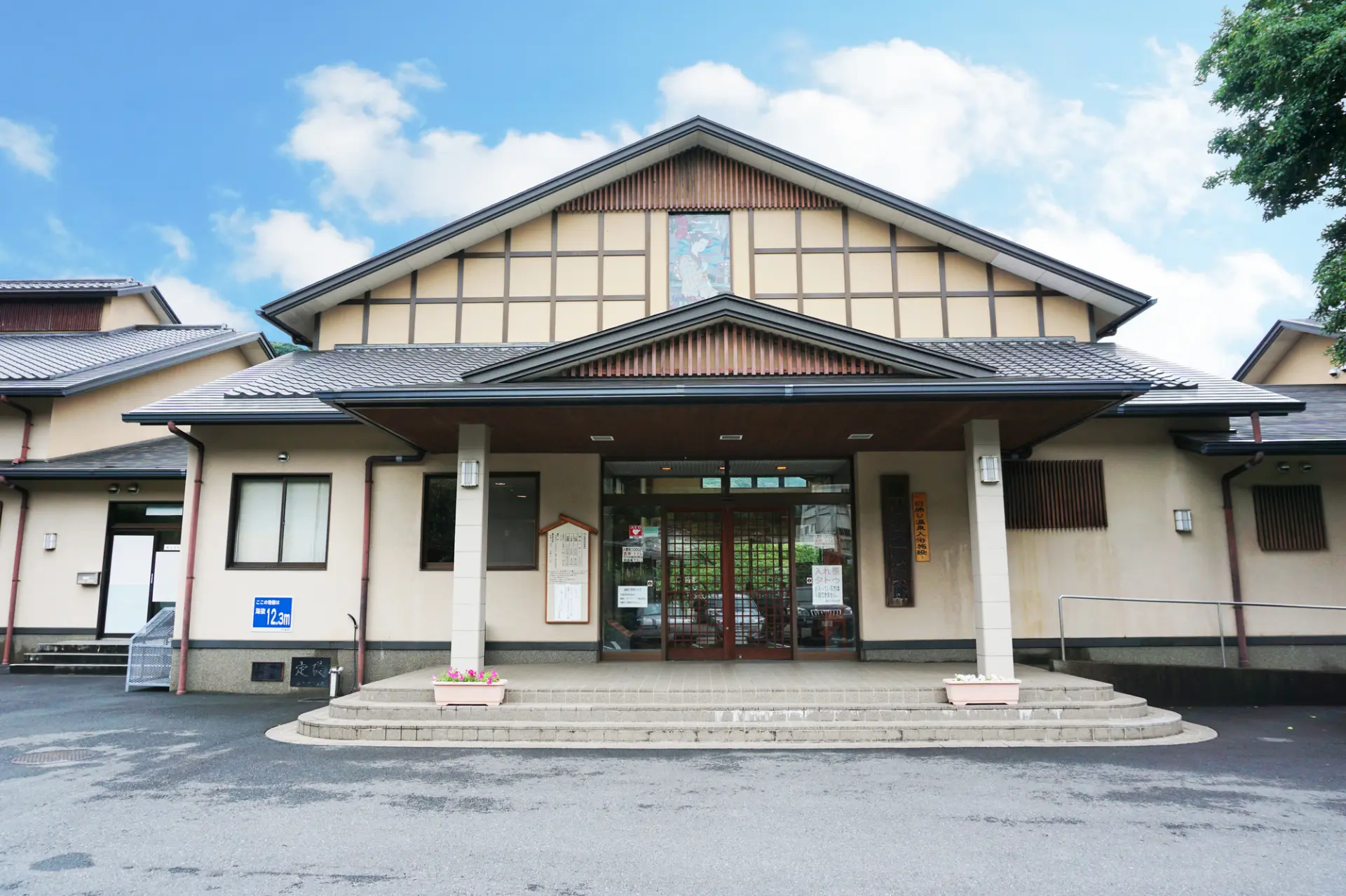 河津桜を見ながら入浴できる温泉施設は貴重な存在