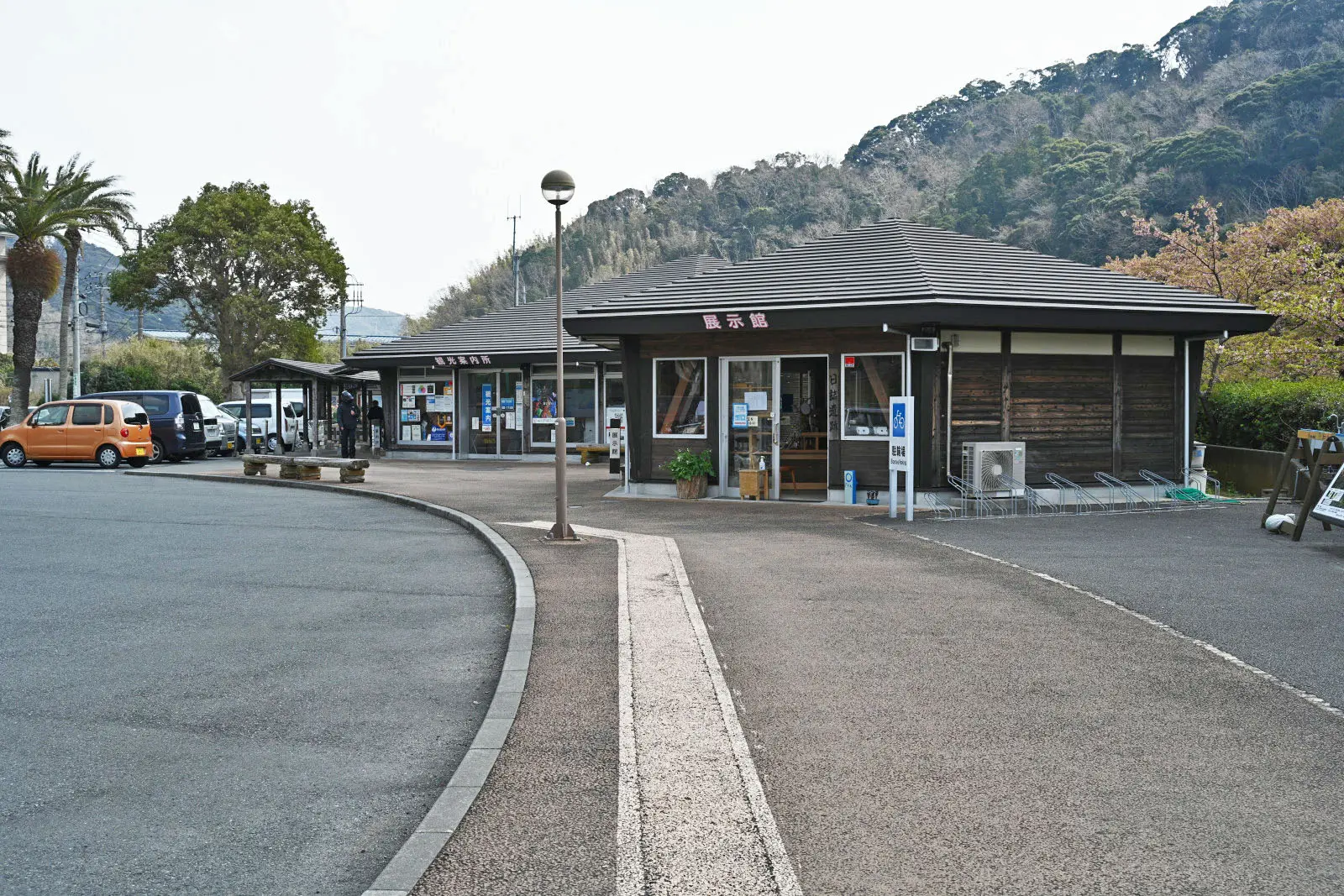 地元産の農産物やお土産を購入できる店舗もある