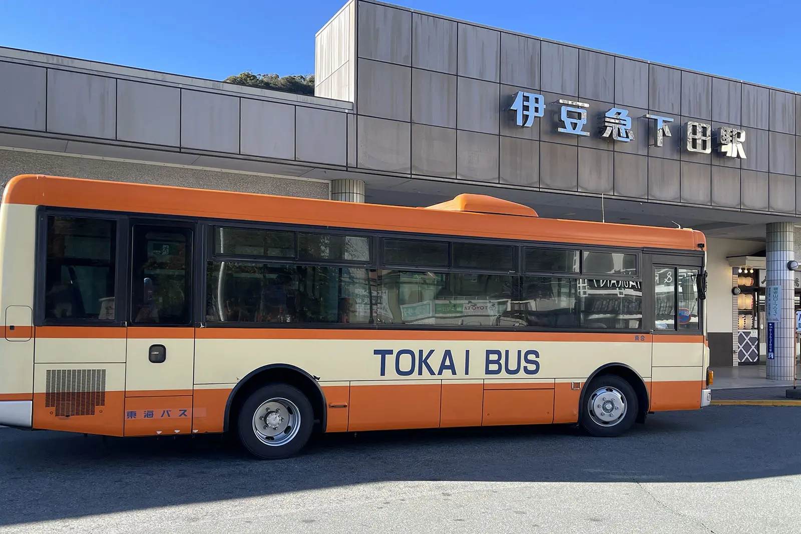 下田駅に着いたら、駅の正面の道を進み、ロープウェイ乗り場に向かおう
