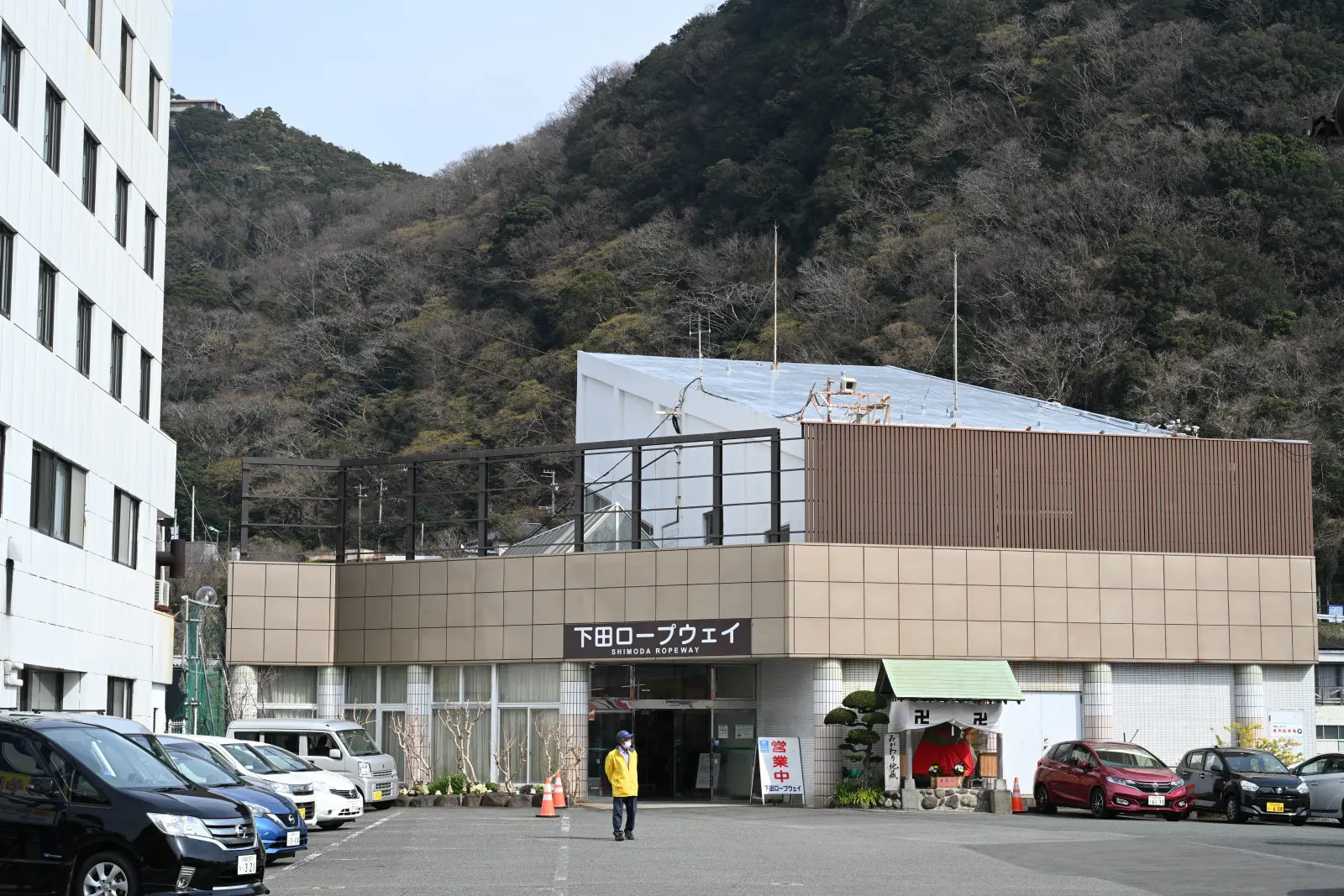 ロープウェイ乗り場は、下田駅から2分もかからずにたどり着ける