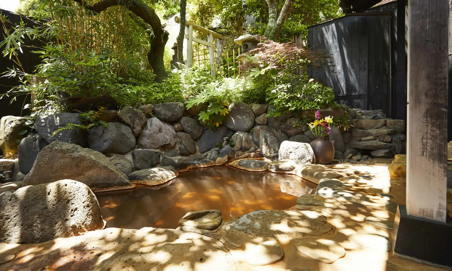 1,700年の時を超え、今も湧き続ける旧湯（ふるゆ）