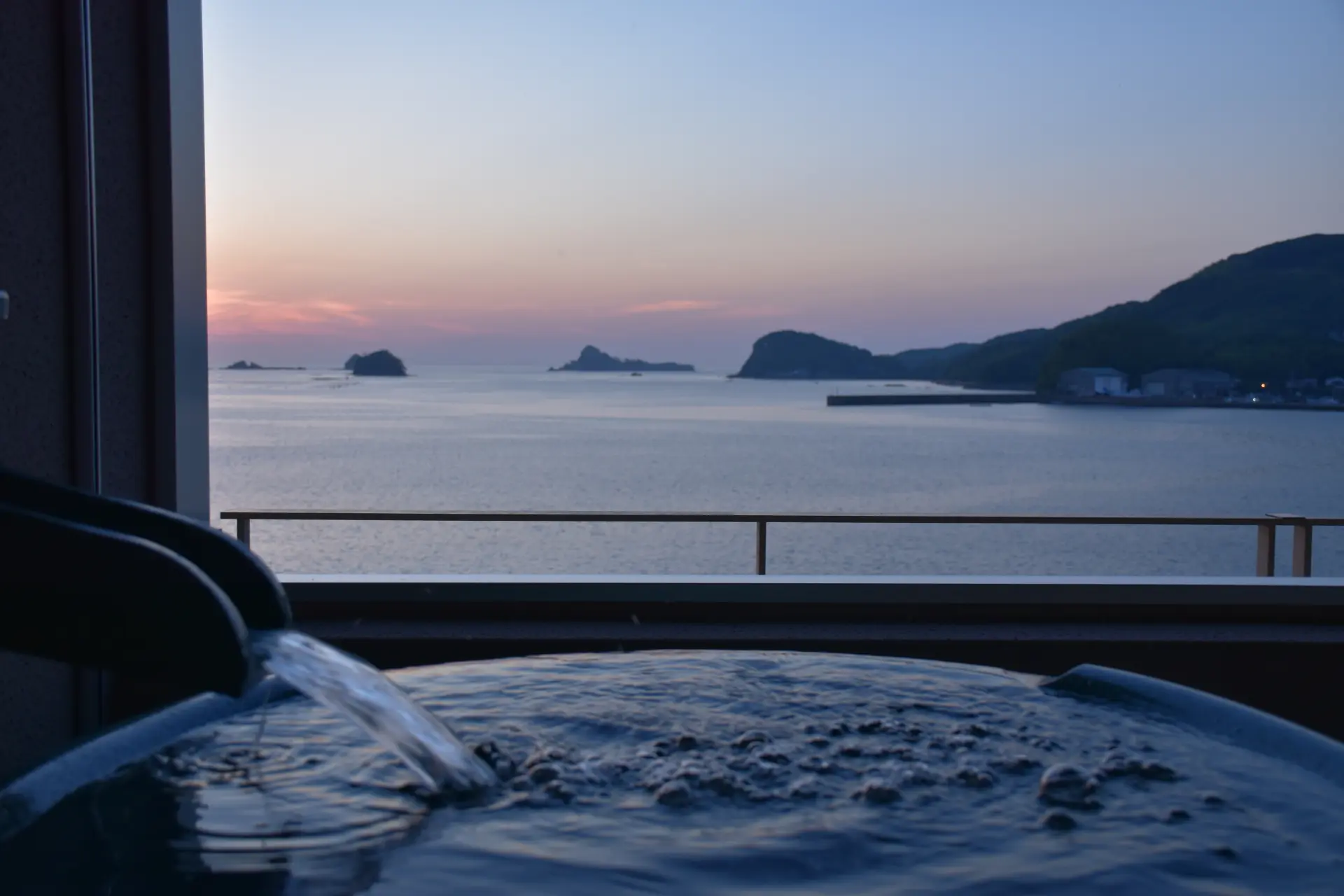 夕陽を眺めながら源泉掛け流しの露天風呂に入れる