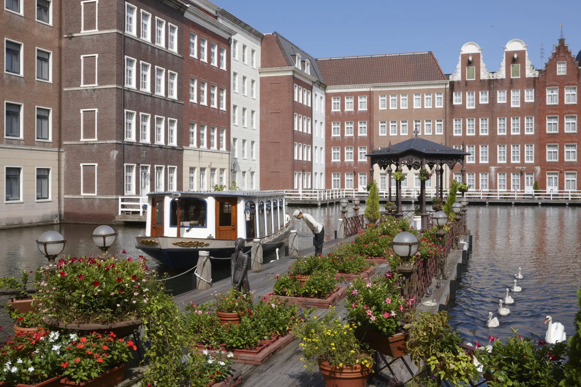 専用クルーズ船に乗ってチェックイン