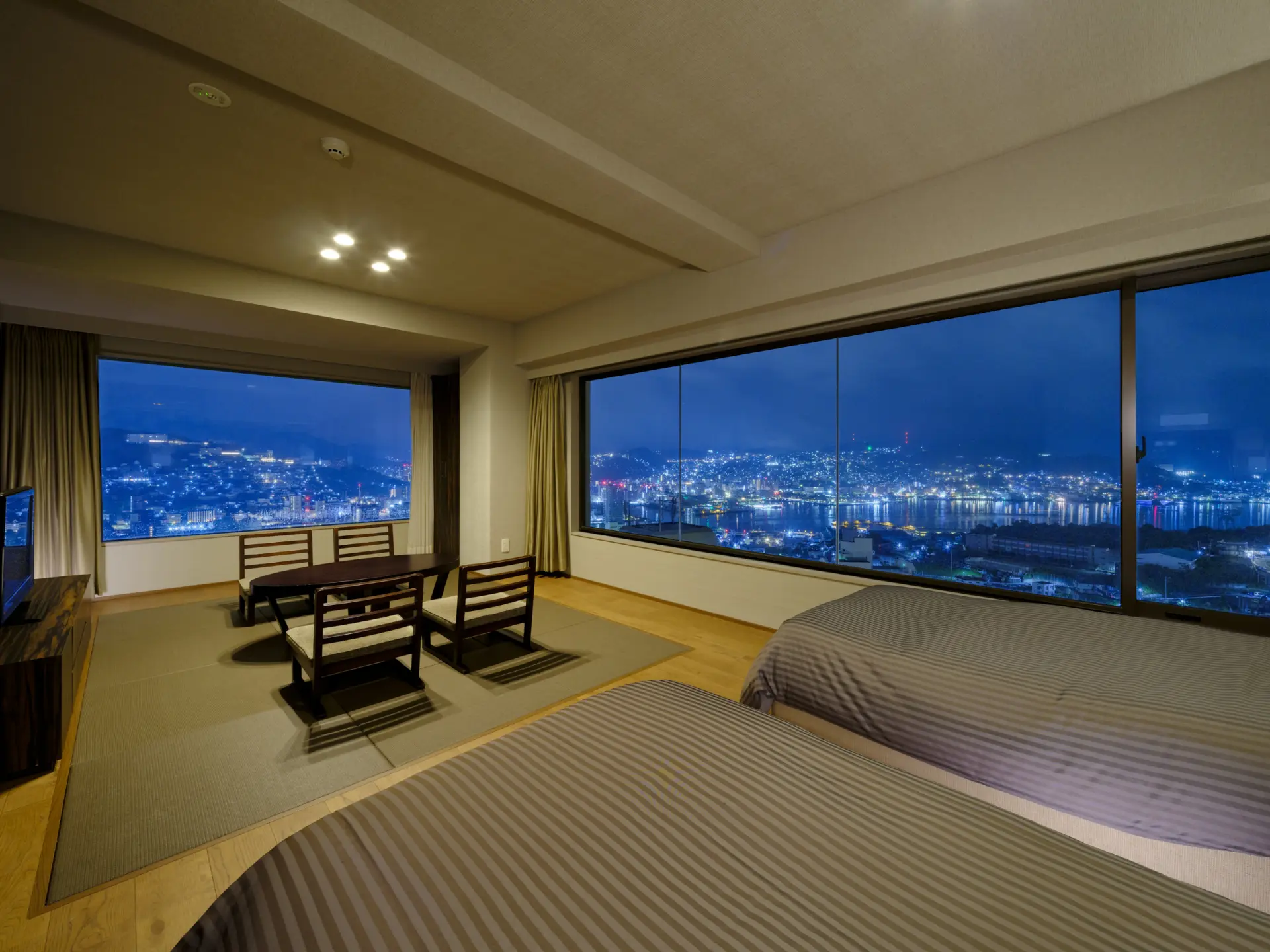 2辺に大きなガラス窓を備えた、グランドビュー和洋室