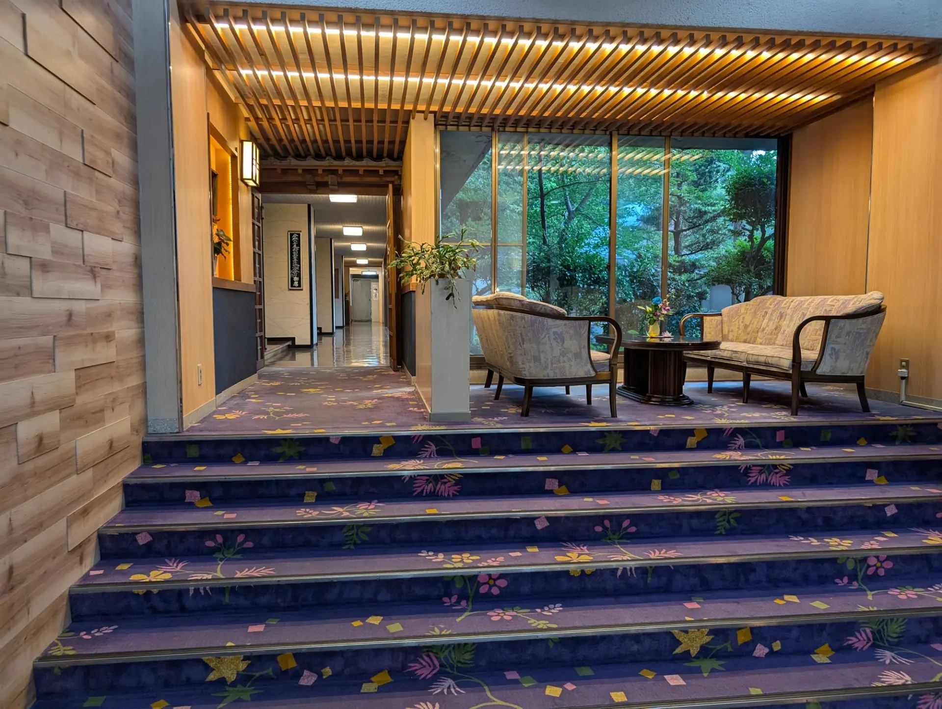 落ち着いた雰囲気に包まれた館内