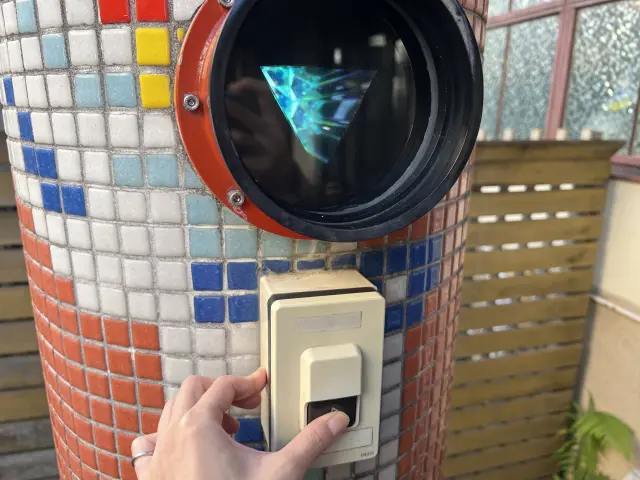 呼び鈴を鳴らすと柱の万華鏡が動く