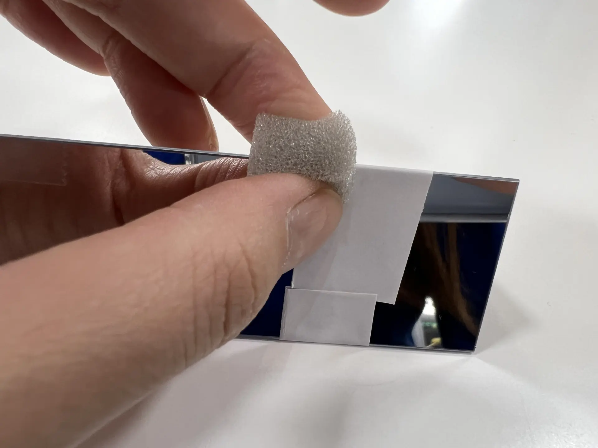 スポンジをミラーに貼る