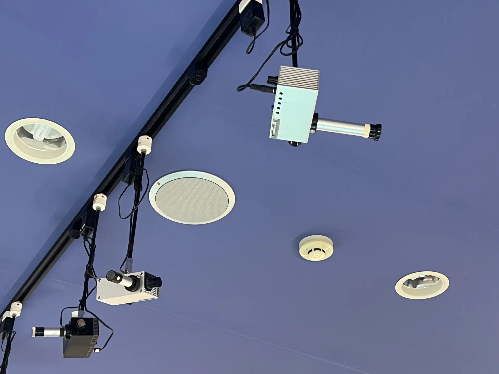 天井にモーターによる回転式の万華鏡が取り付けられている