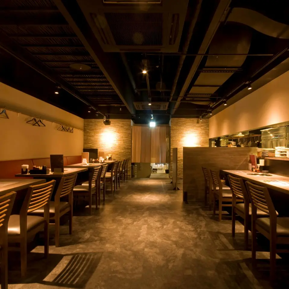 店內以間接照明營造出沉穩放鬆的氛圍