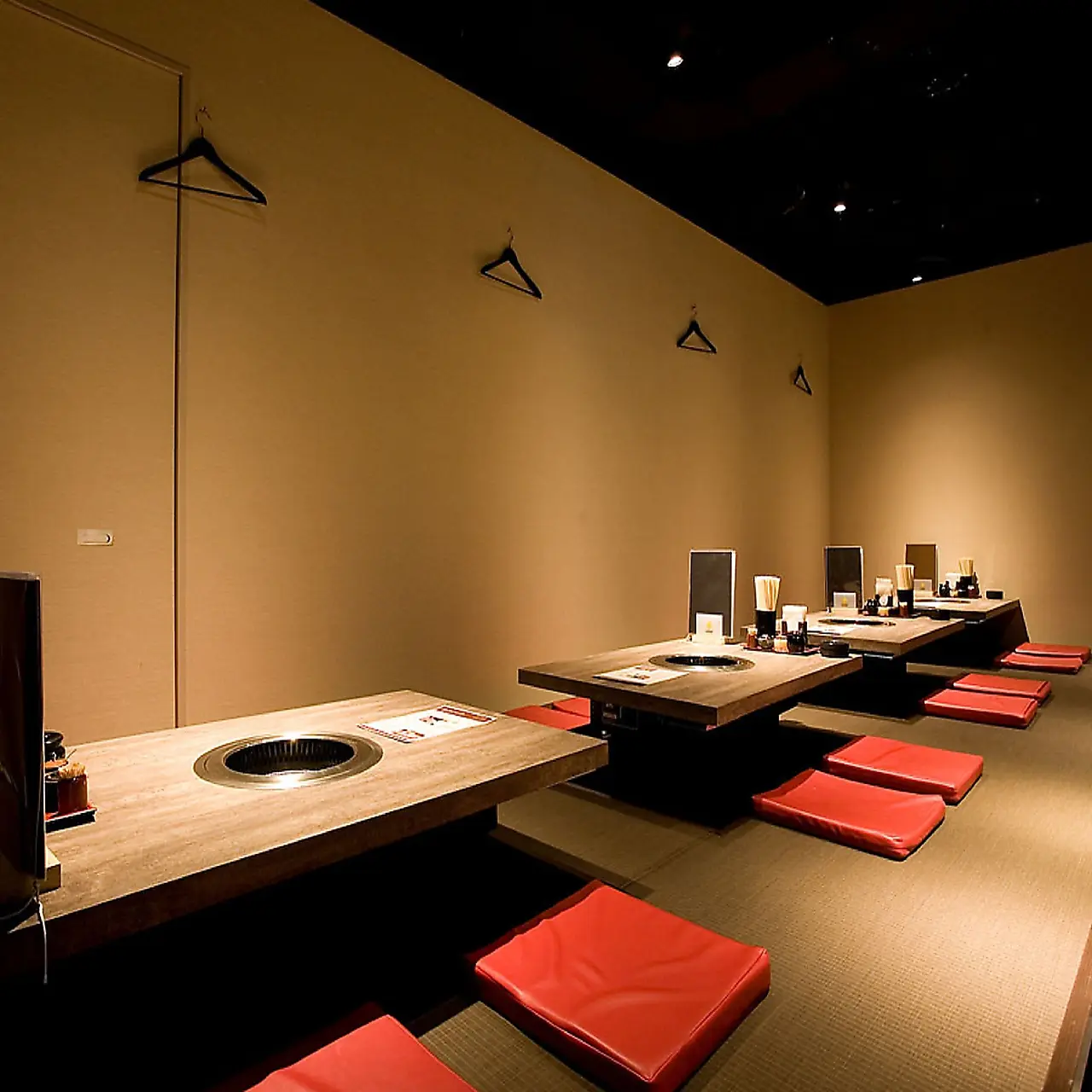 可伸展雙腳入座的下掘式暖桌座位