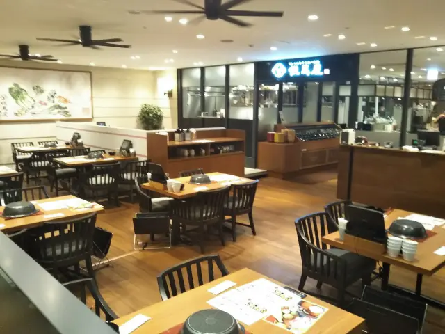 店內空間寬敞且，開放感十足