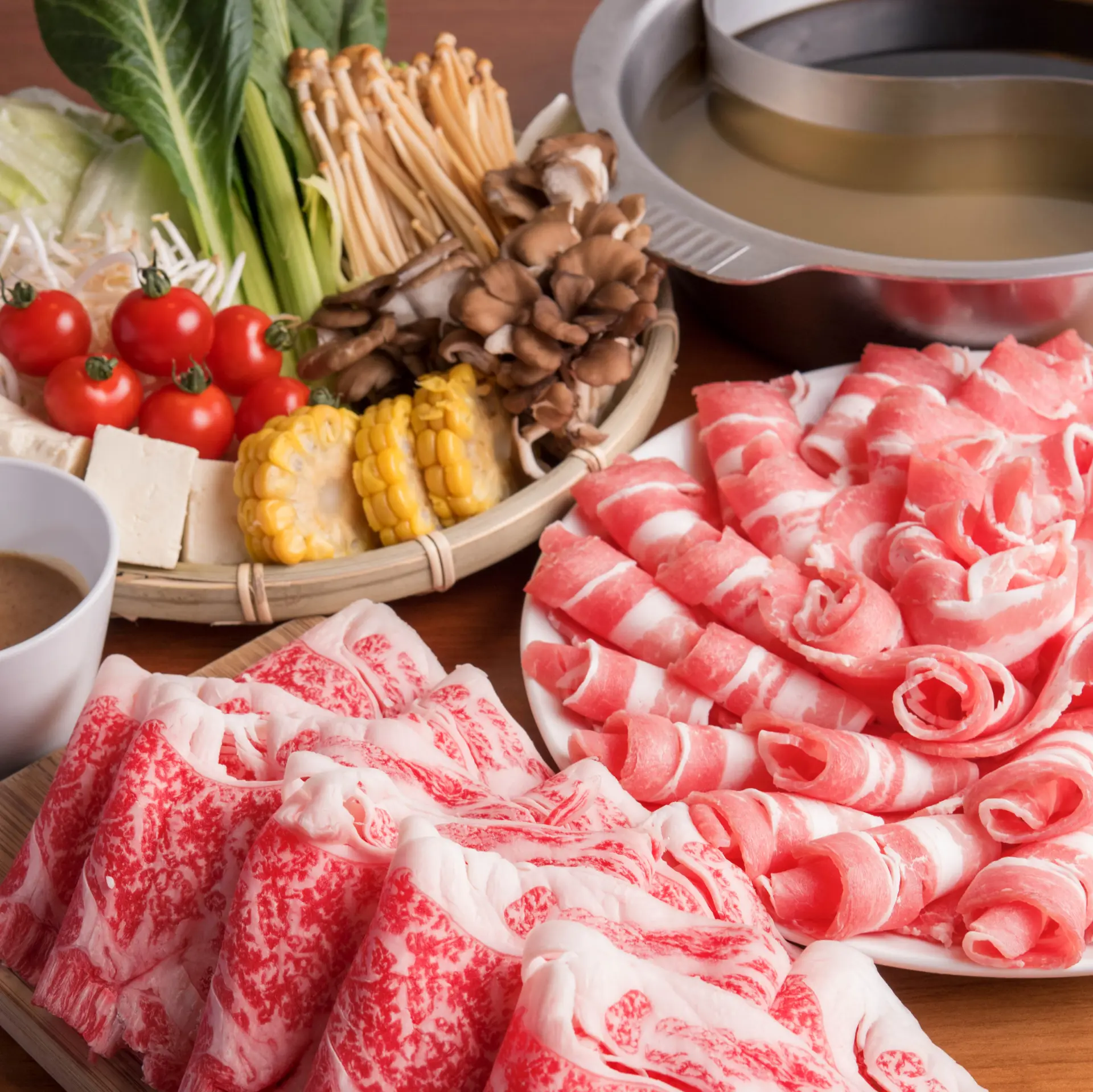 以自己喜歡的湯底邊煮邊享用