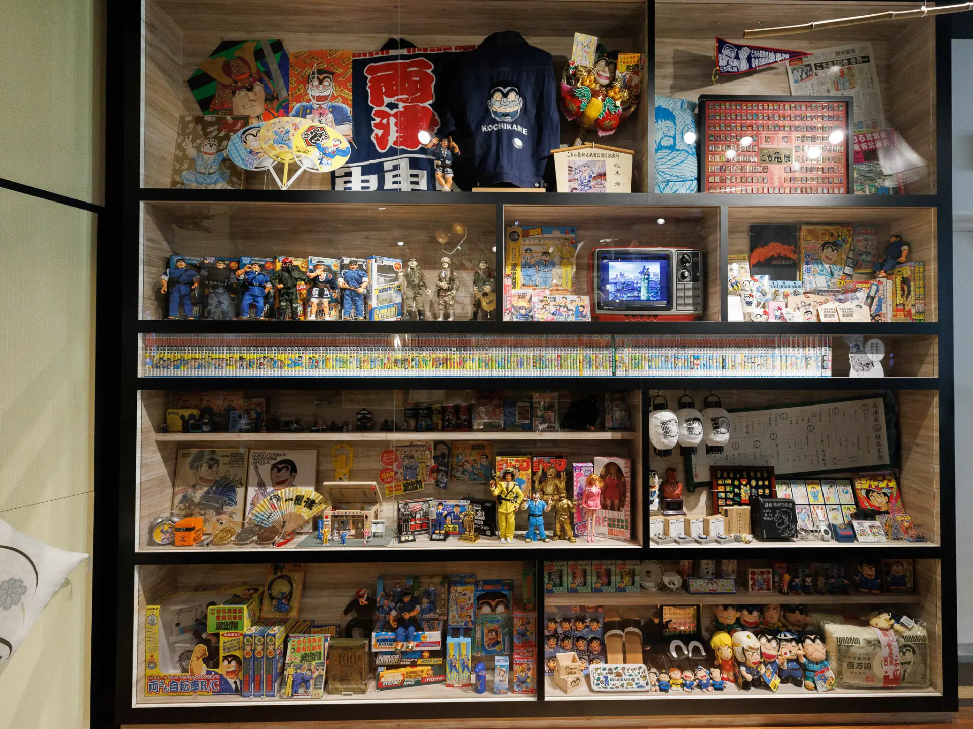 也展示著粉絲捐贈的週邊