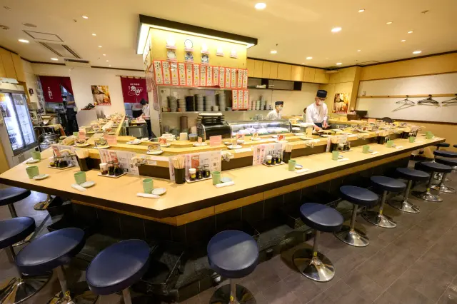 吧檯座位能近距離觀看職人手藝