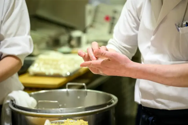 點餐後於顧客面前親手捏製