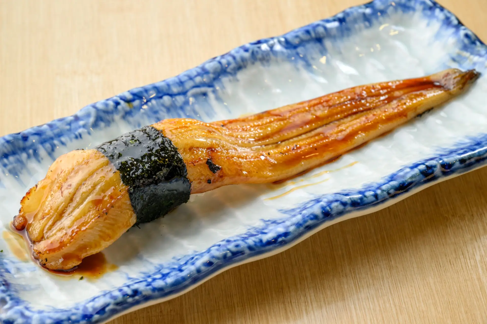 舖上整片星鰻的豪邁握壽司