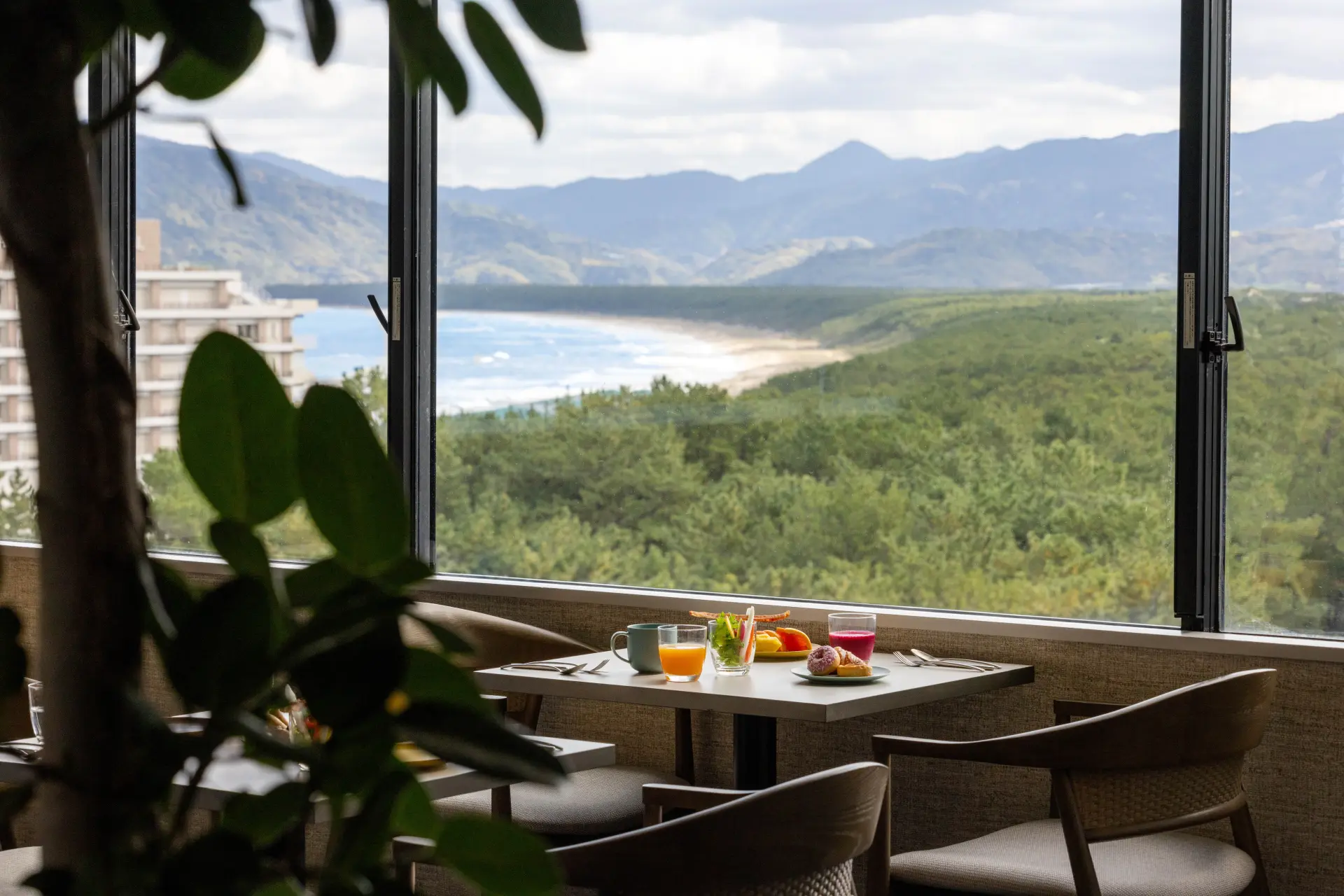 景勝地「虹の松原」の目の前に立地