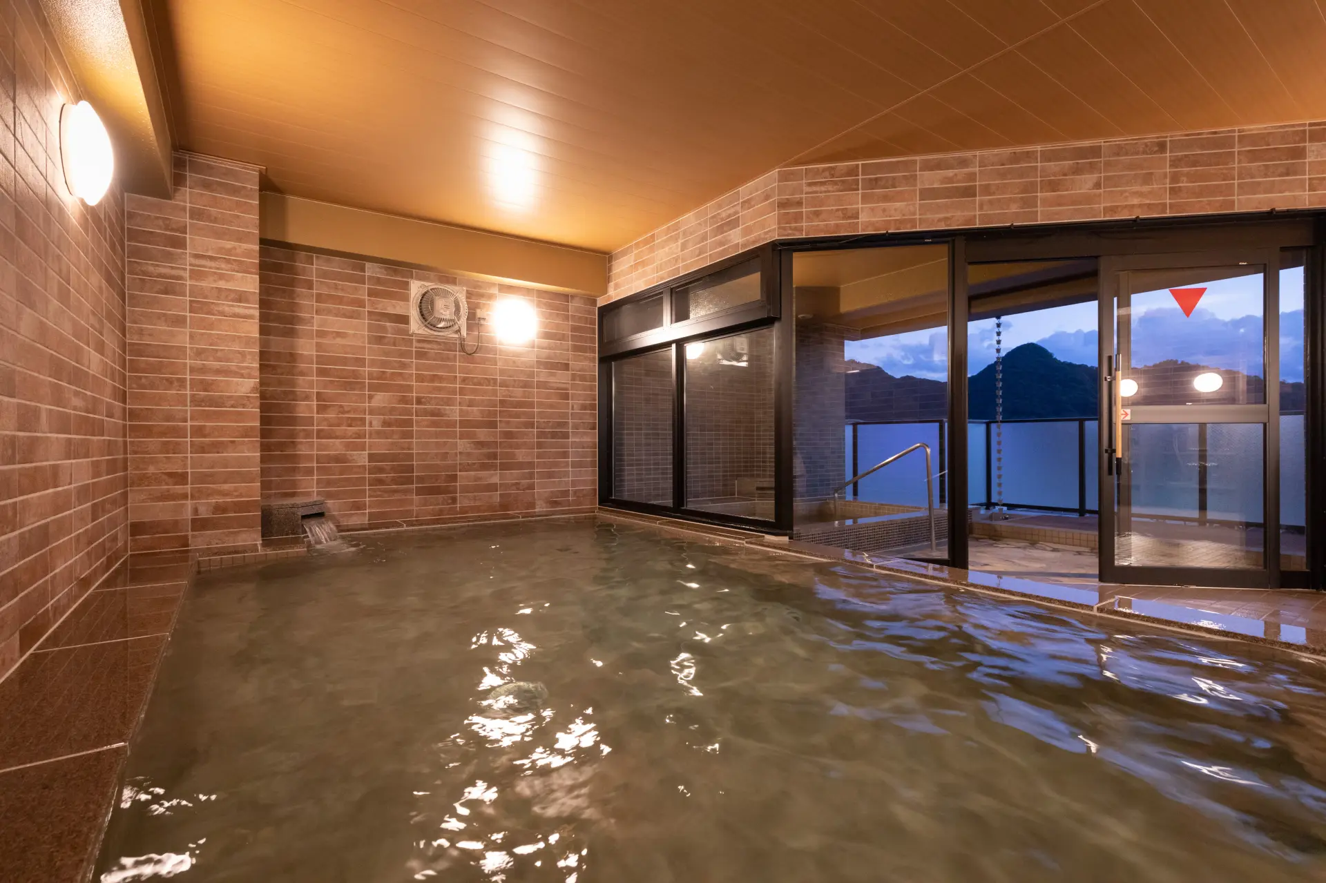 男湯の露天風呂からは武雄のシンボルの御船山が望める