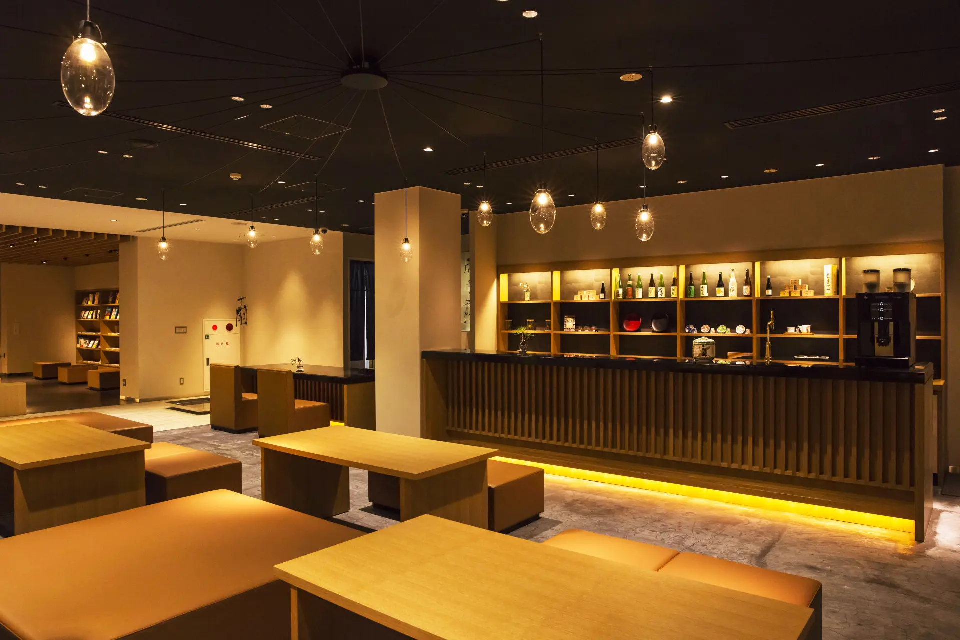 テーブル席と畳の小上がりがある「ハレの間」