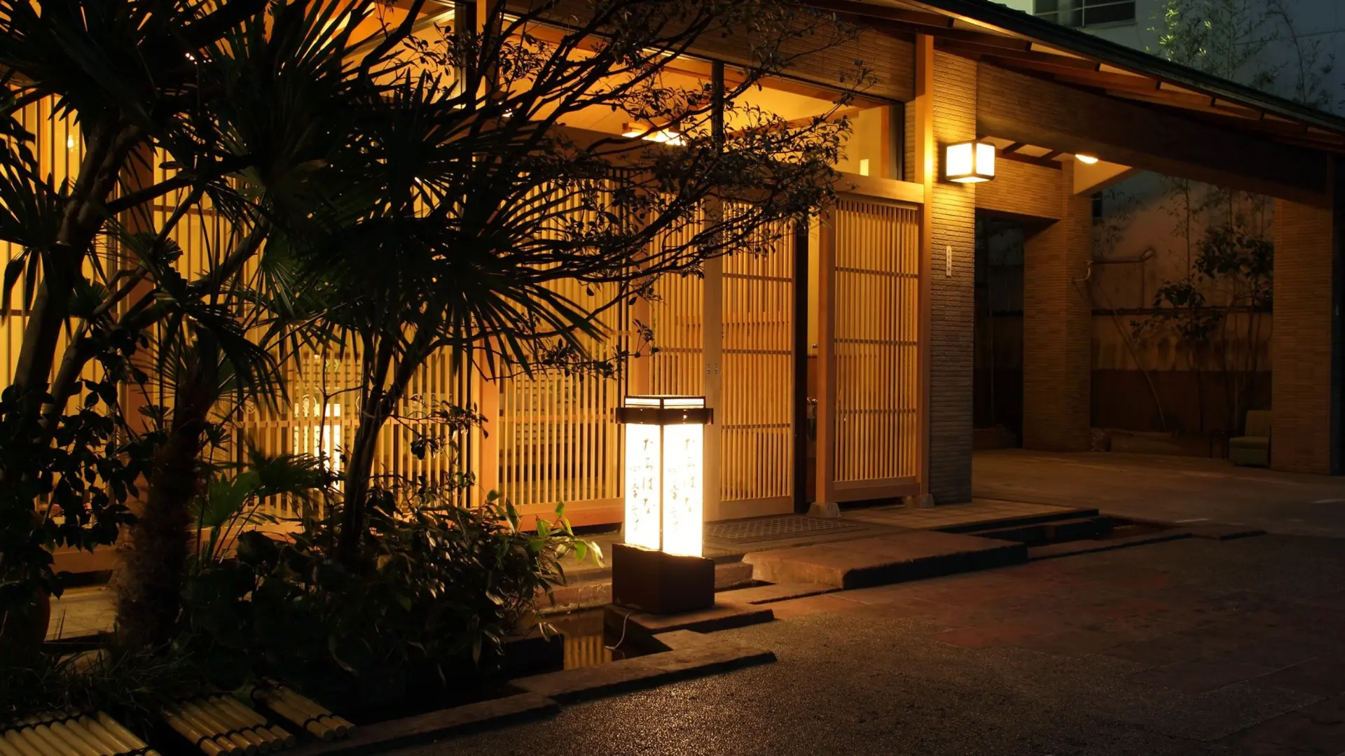 山代温泉に立つ老舗旅館