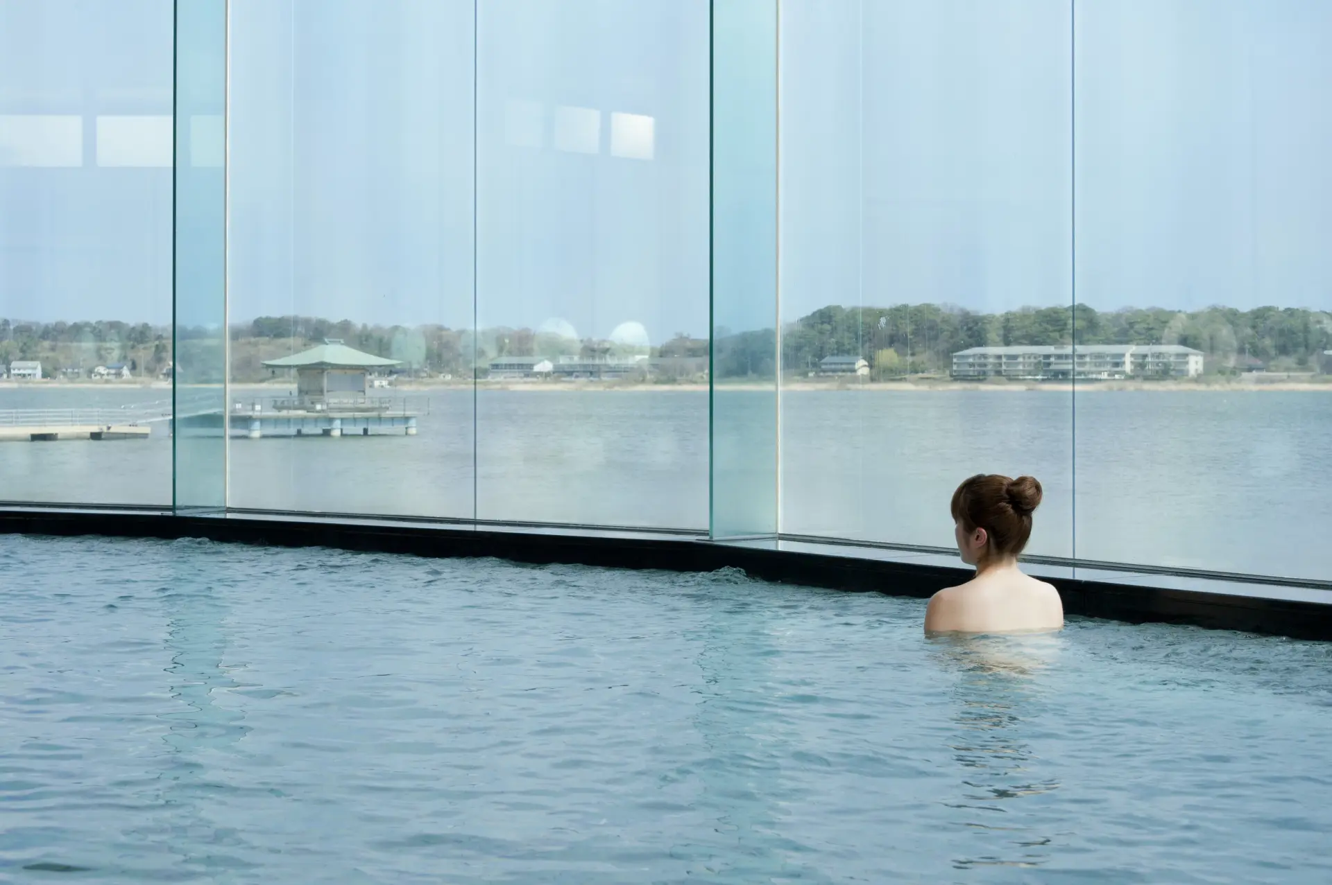 目の前に柴山潟の湖面が広がる大浴場