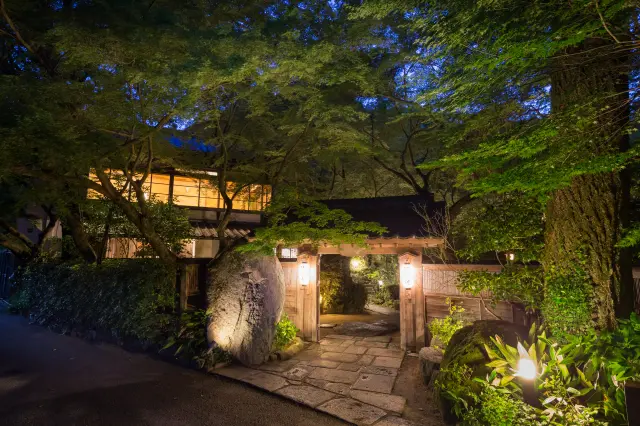 充滿日式風情的旅館入口