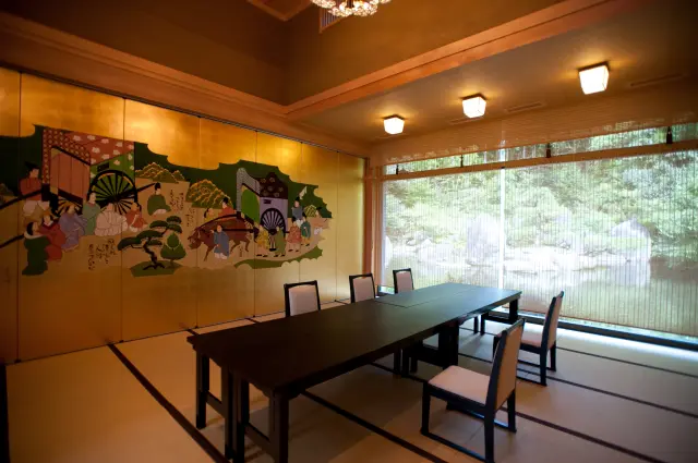 在能眺望日式庭園的大廣間享用美食也是一大魅力