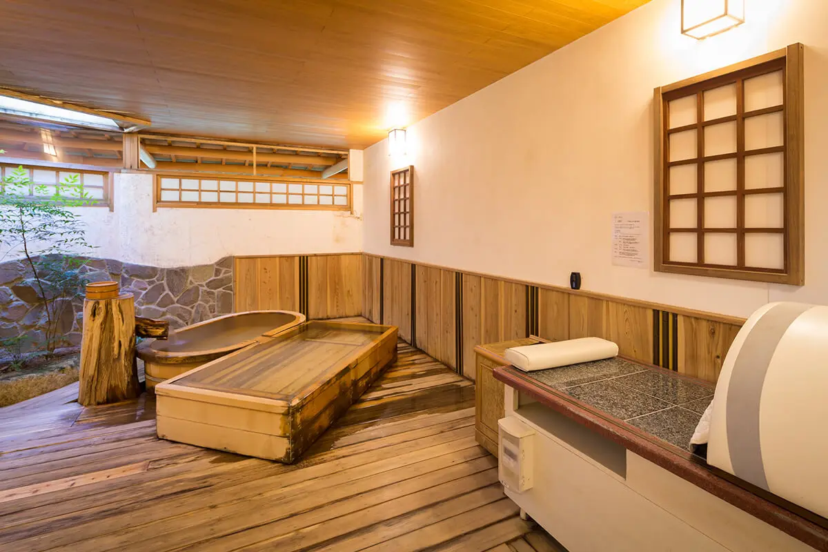 臥湯與岩盤浴等溫泉設施齊全