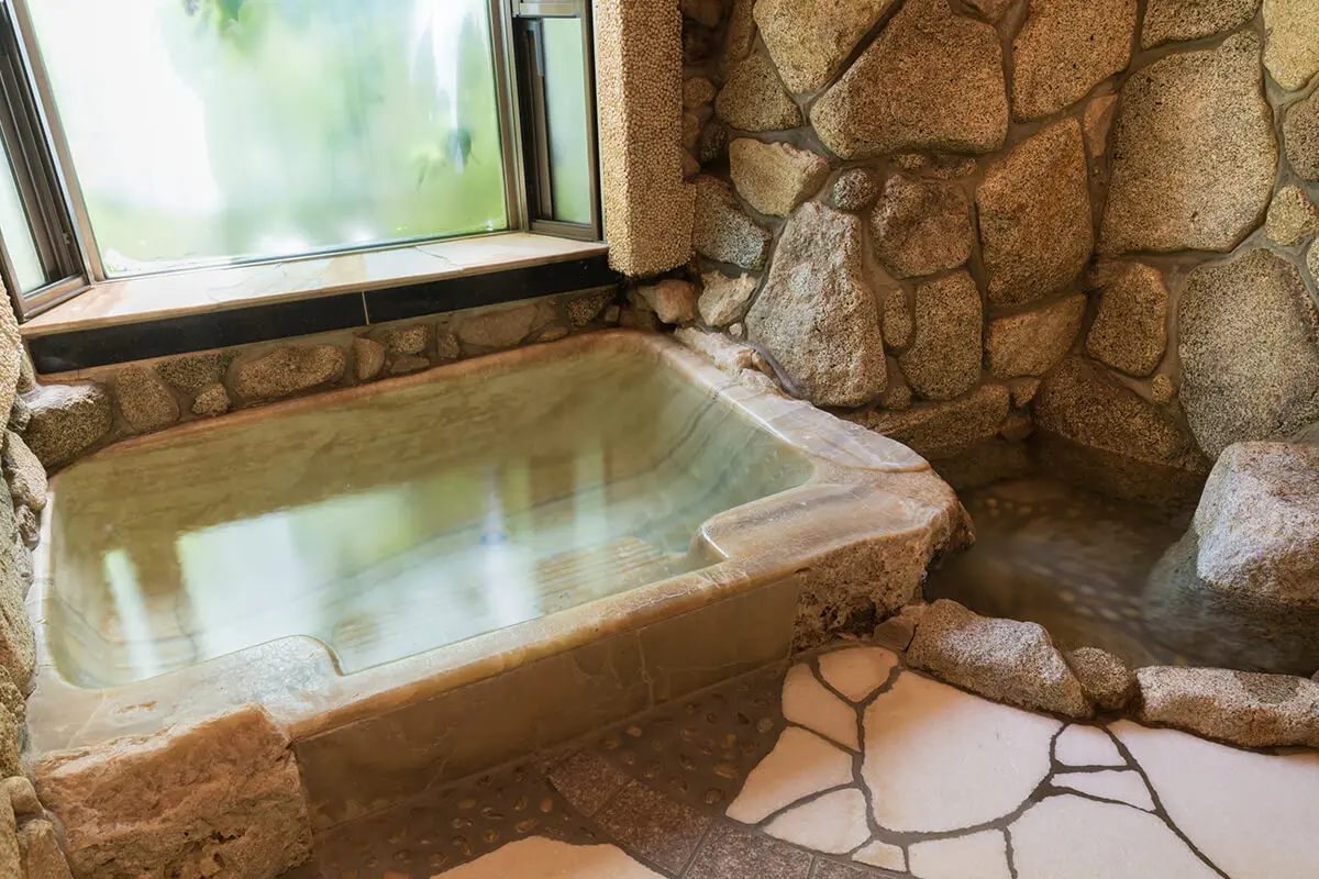 以翡翠打造的內湯浴池