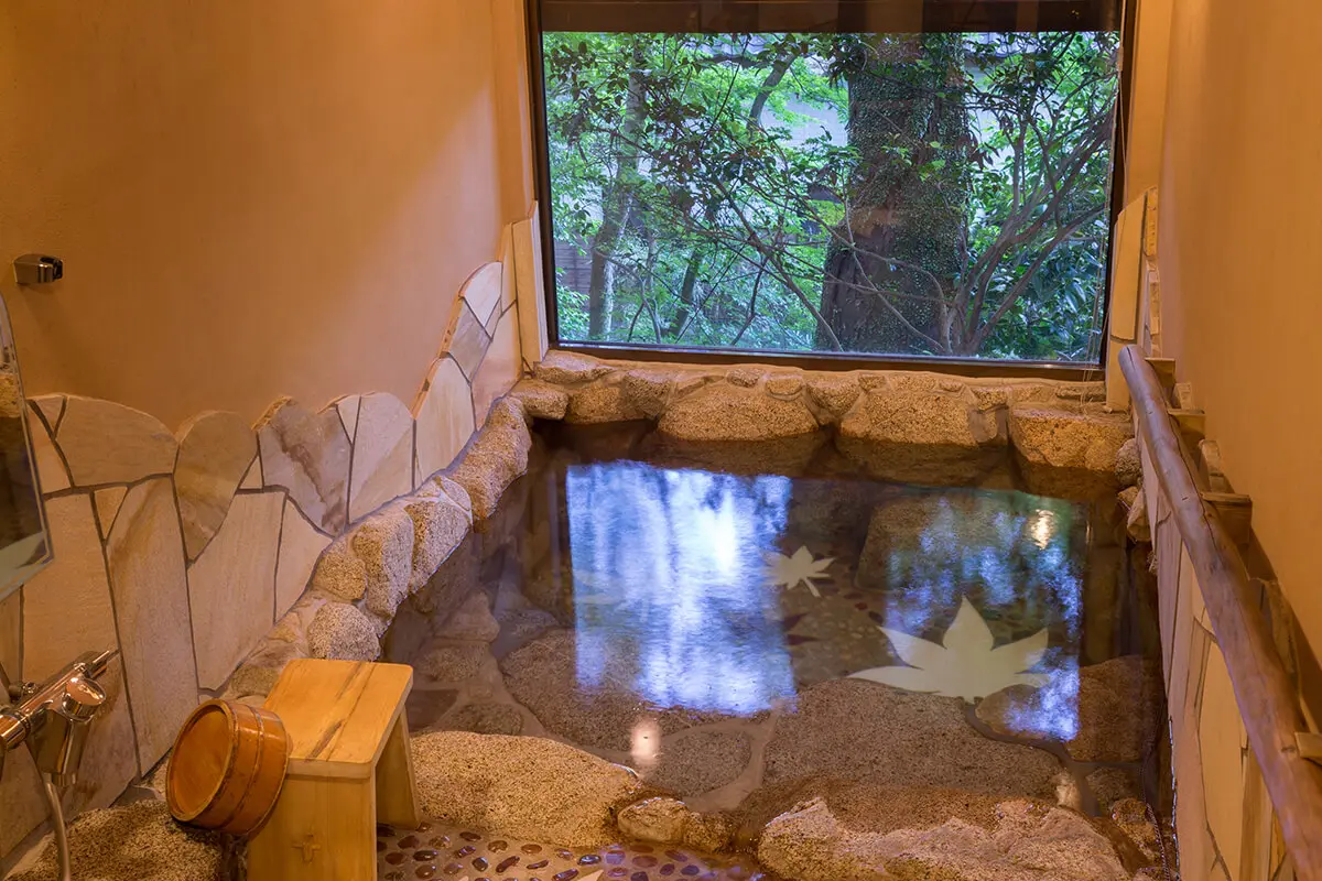 楓葉意象令人印象深刻的內湯