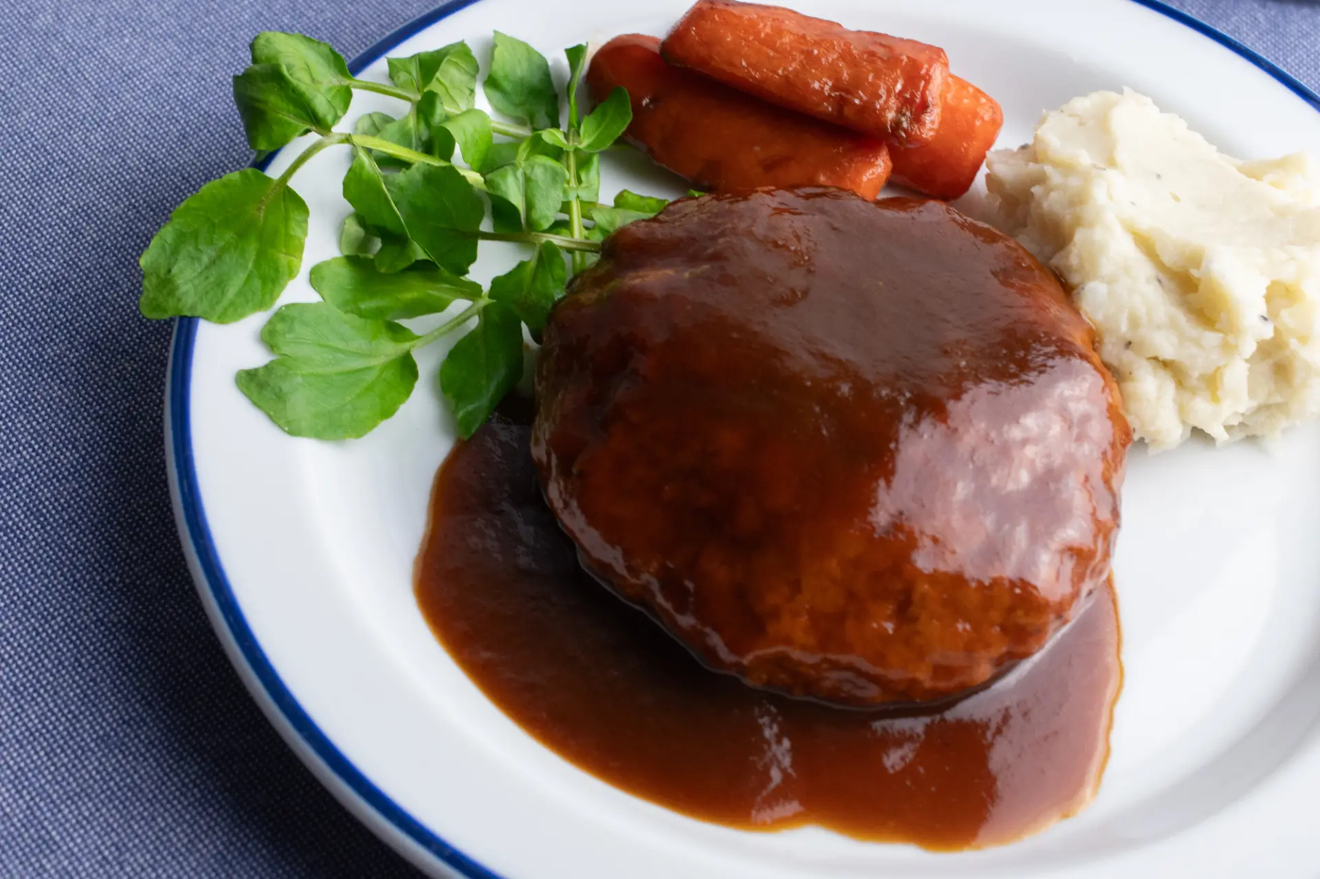 ハンバーグのルーツとなったドイツ・ハンブルグの肉料理「フリカデレ」