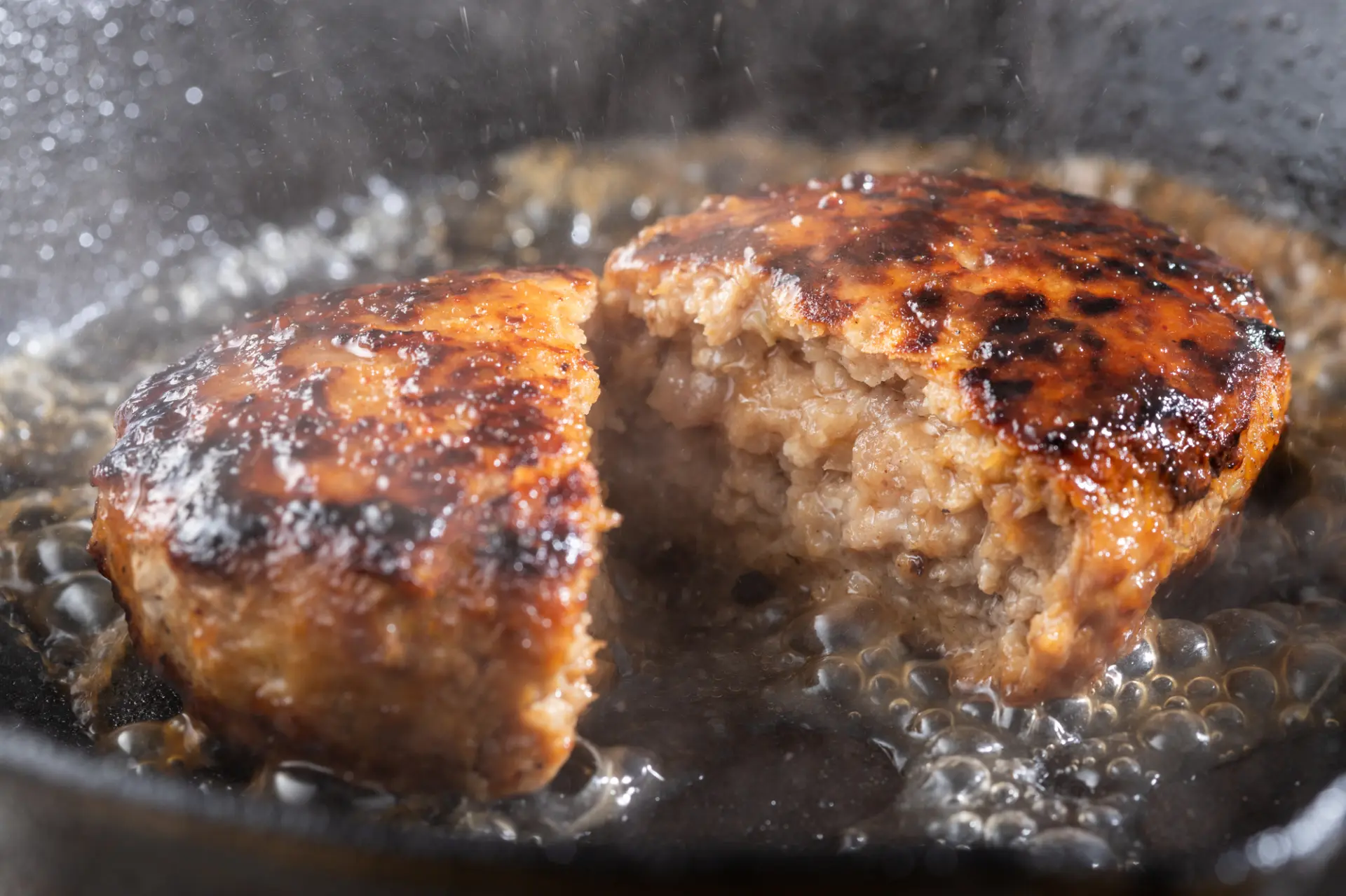 外を香ばしく焼き上げることで、中に肉汁が閉じ込められる